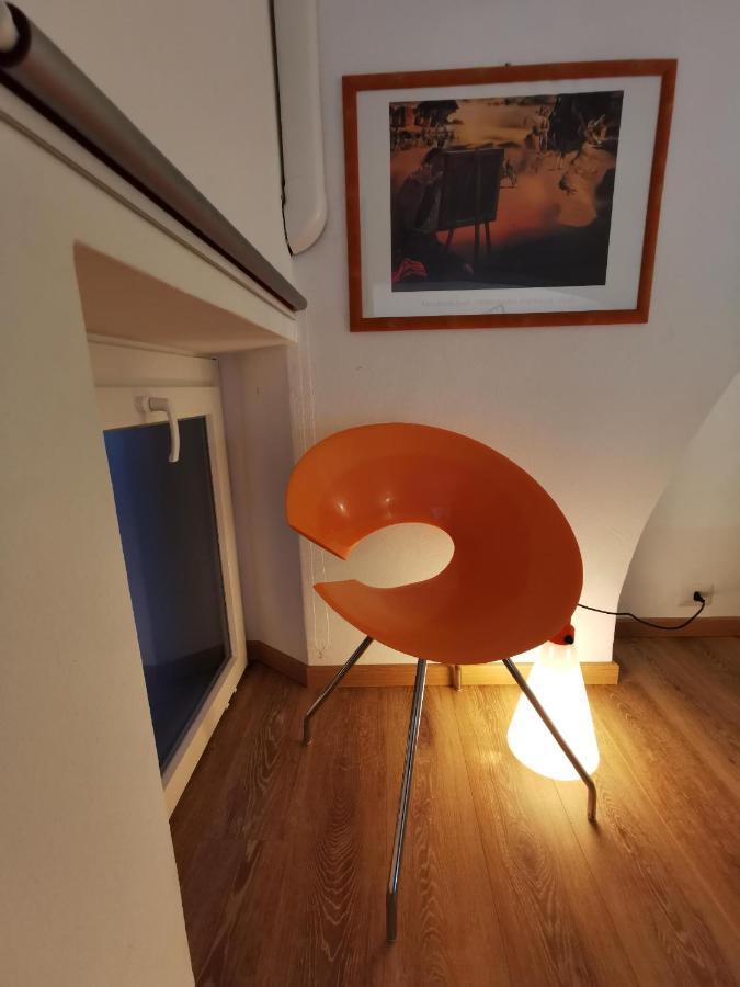 Via Scaldasole 14 *