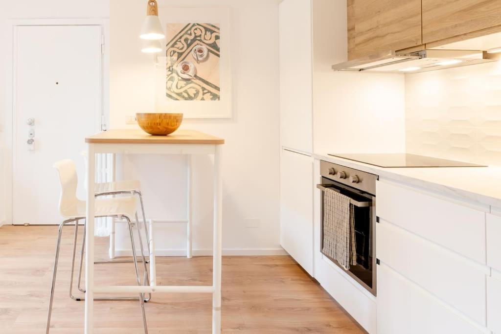Apartment Luxury 1 Bedroom Apartment, Close To San Siro, Fiera And 10 Min Metro To Duomo Milan