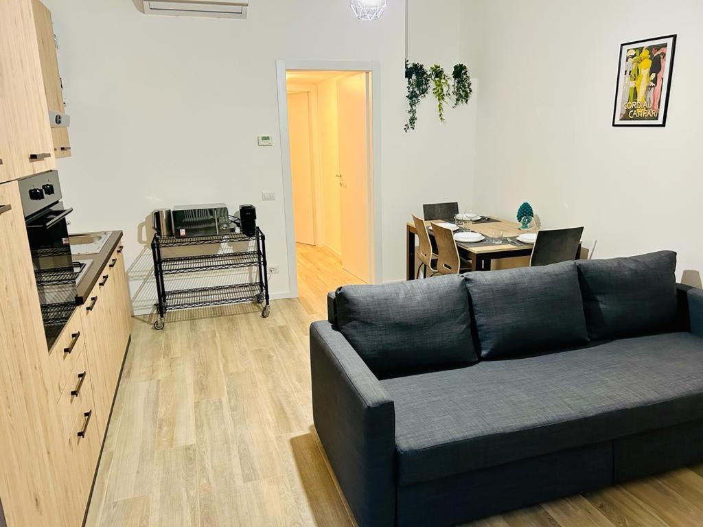 Kibilu - Via Valtellina - Quartiere Isola - Stazione Garibaldi - Monumentale - Vicinanze Brera Milan