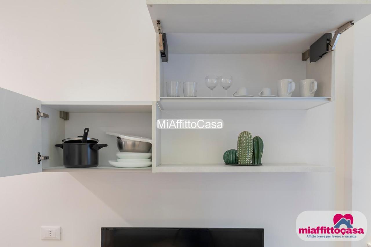 Black And Porta Venezia Apartment