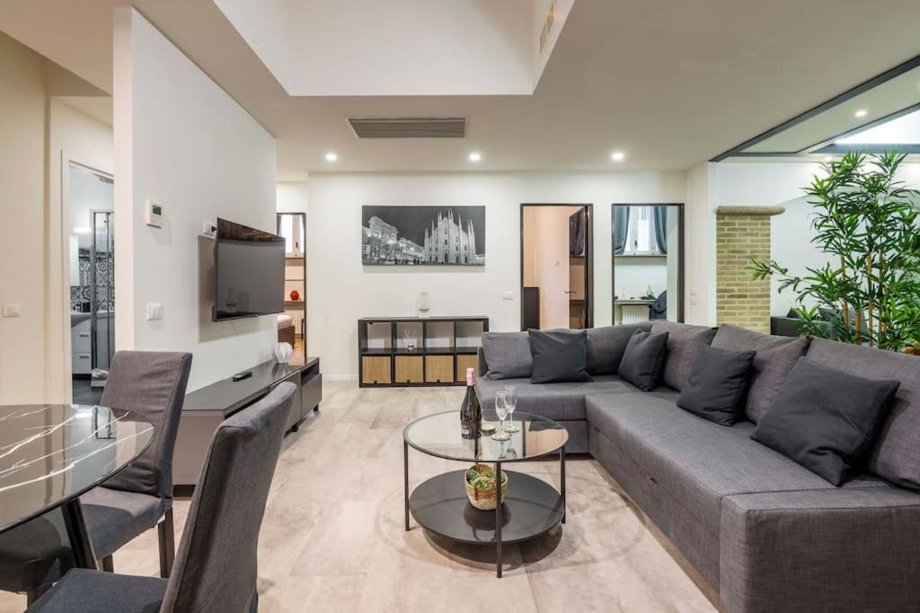 Comfortable 3 Bedrooms Few Steps From Duomo Apartment *