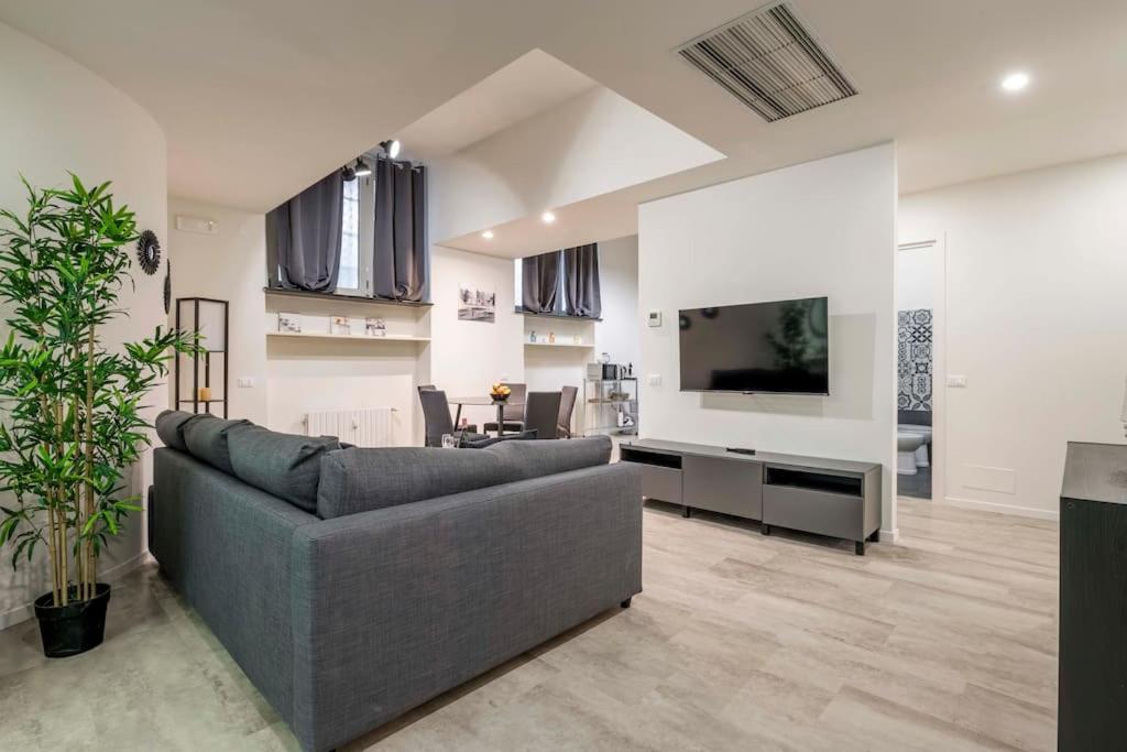 Comfortable 3 Bedrooms Few Steps From Duomo Apartment Milan