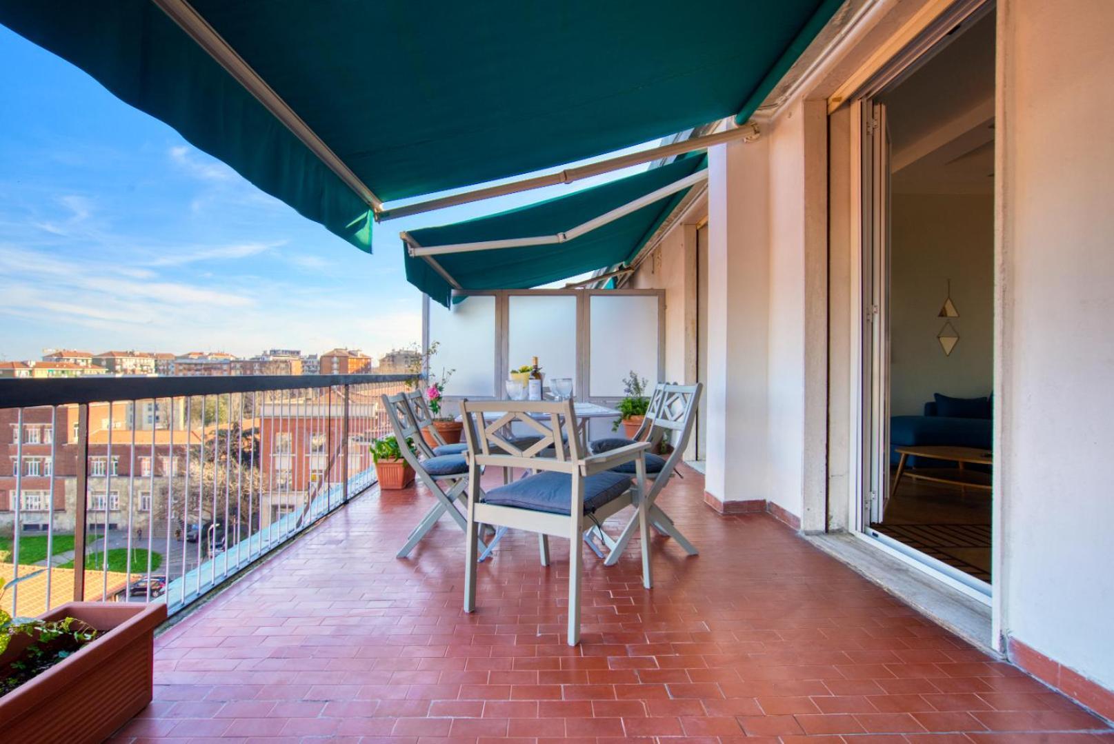 Spacious Penthouse With Panoramic Terrace - 20 Minutes From Duomo Apartamento Milão