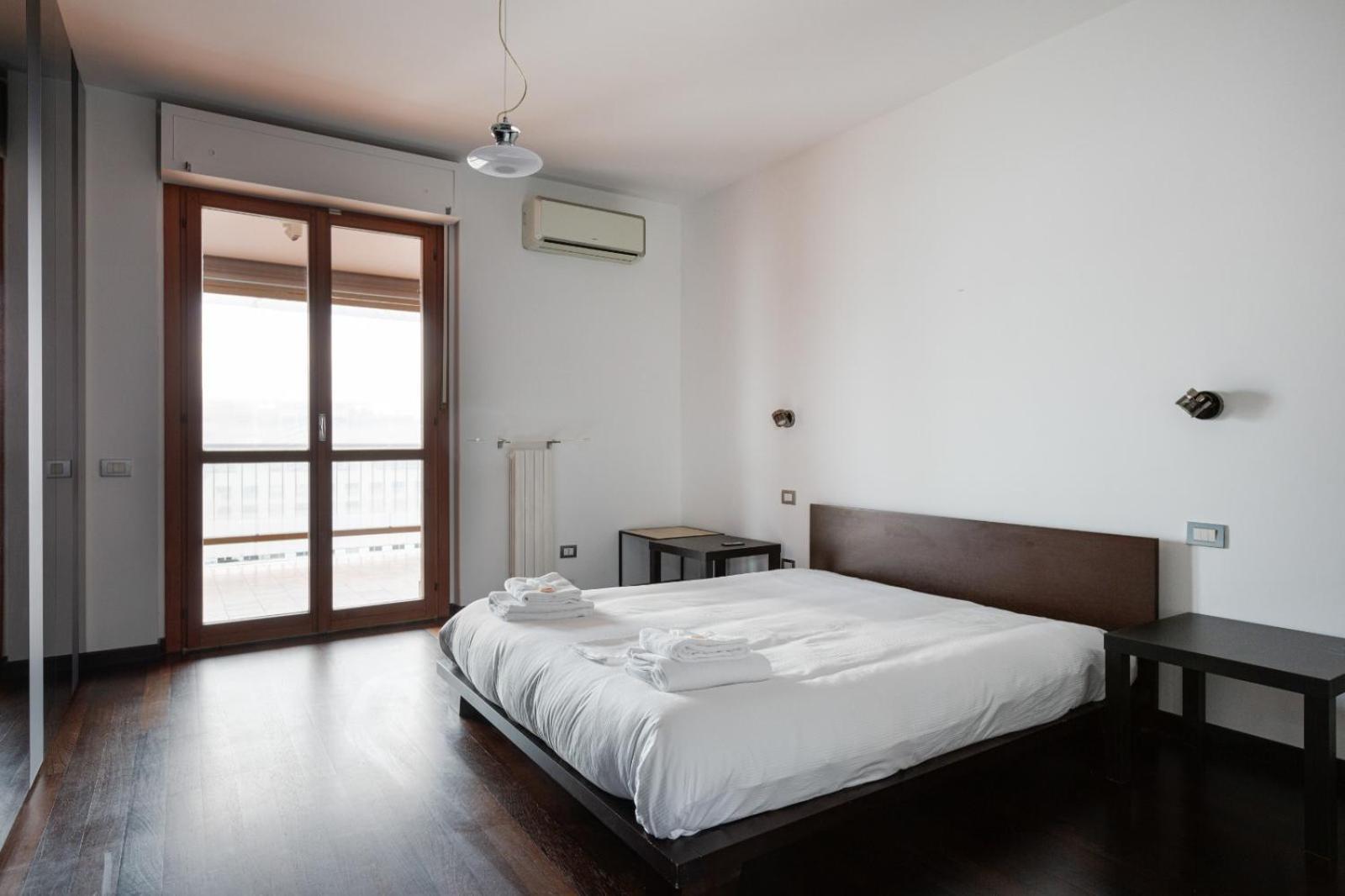 Bright With Balcony And Terrace Appartamento Milano