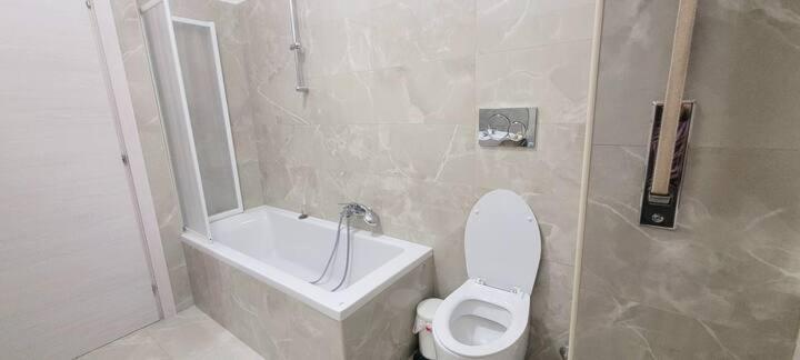 Homestay Confortevole Stanza In Condiviso A Due Passi Dall'aeroporto Di Linate Milan