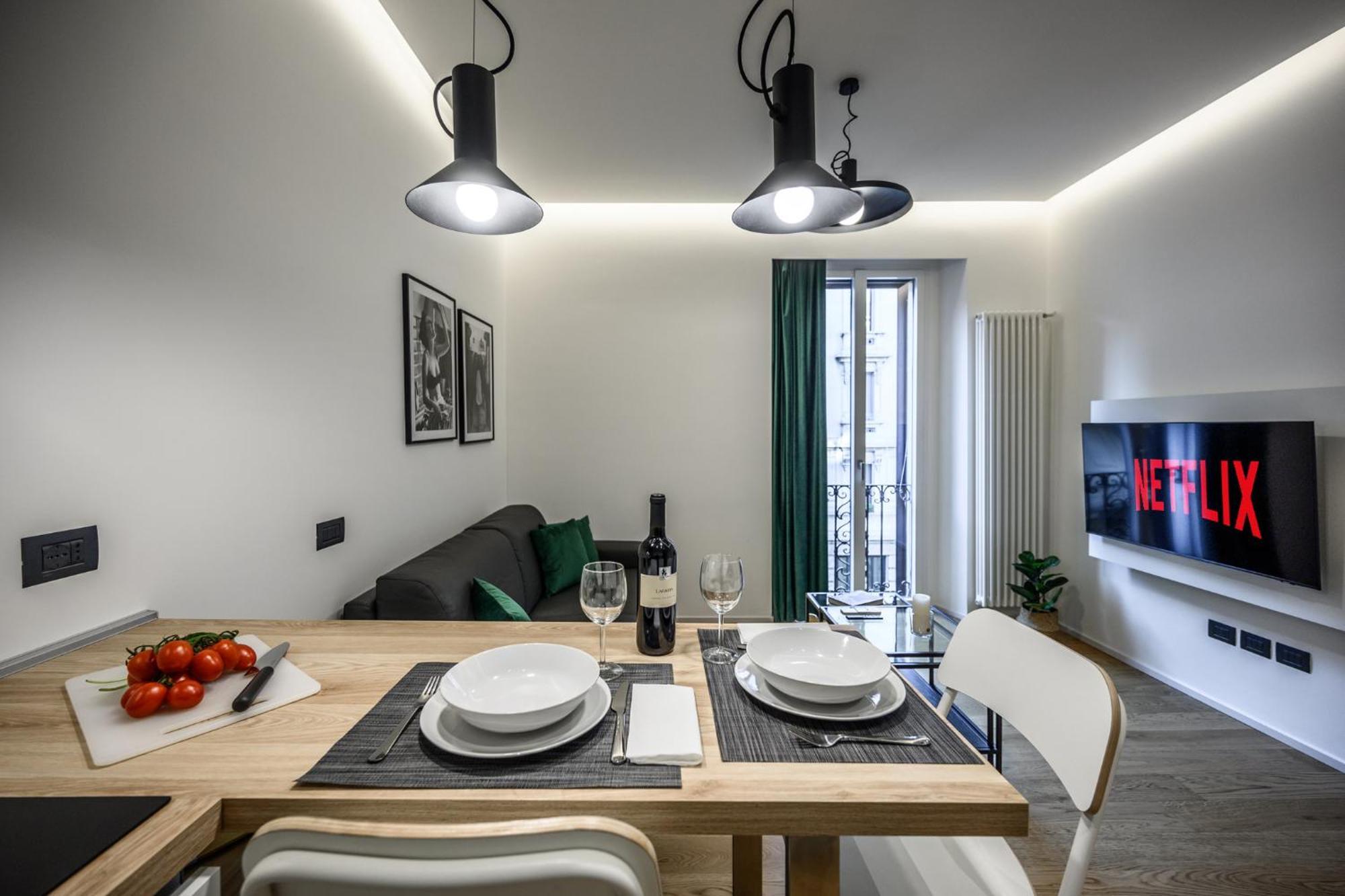 Apartment Deluxe In Brera-duomo, Near Metro Milan