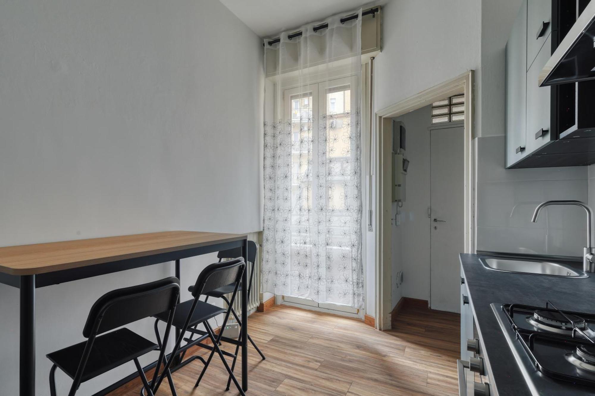 Apartment Joivy Chic 3-bed Flat Near Colonne Di San Lorenzo Milan