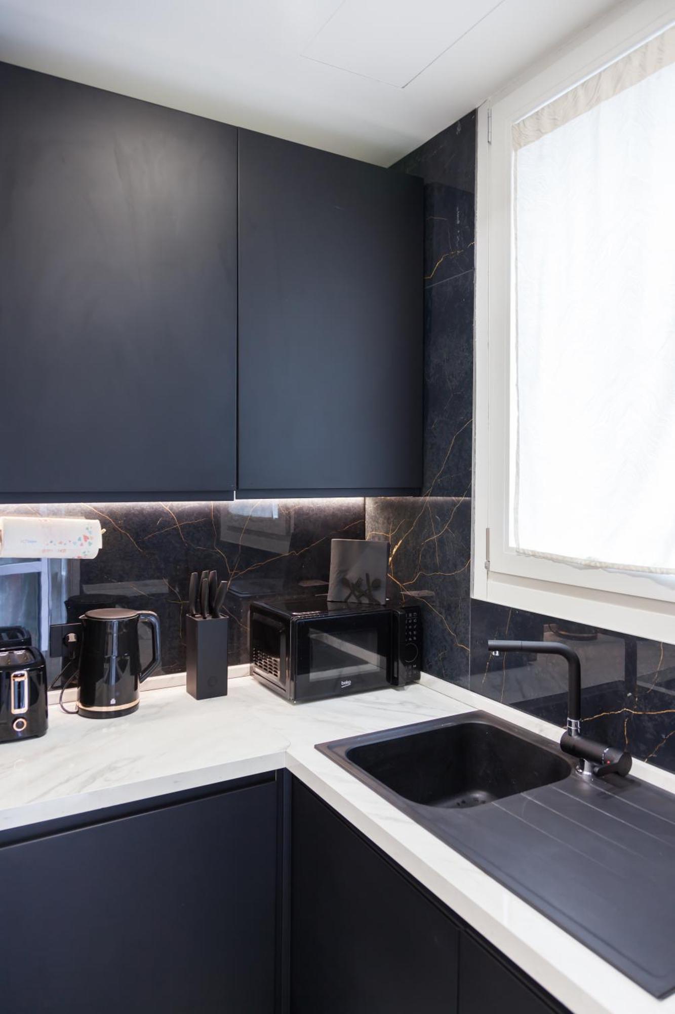 Italian Fashion - Luxurious Marble City Center Apartment Milan