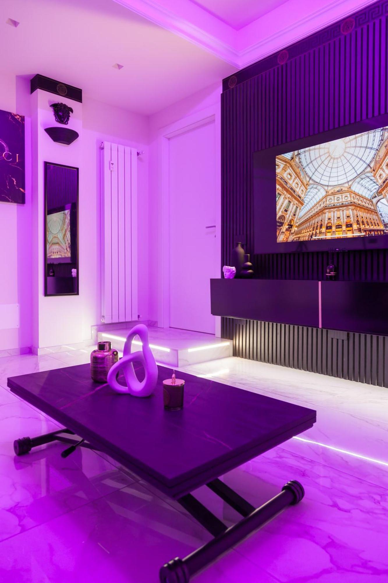 Italian Fashion - Luxurious Marble City Center Apartment Milan