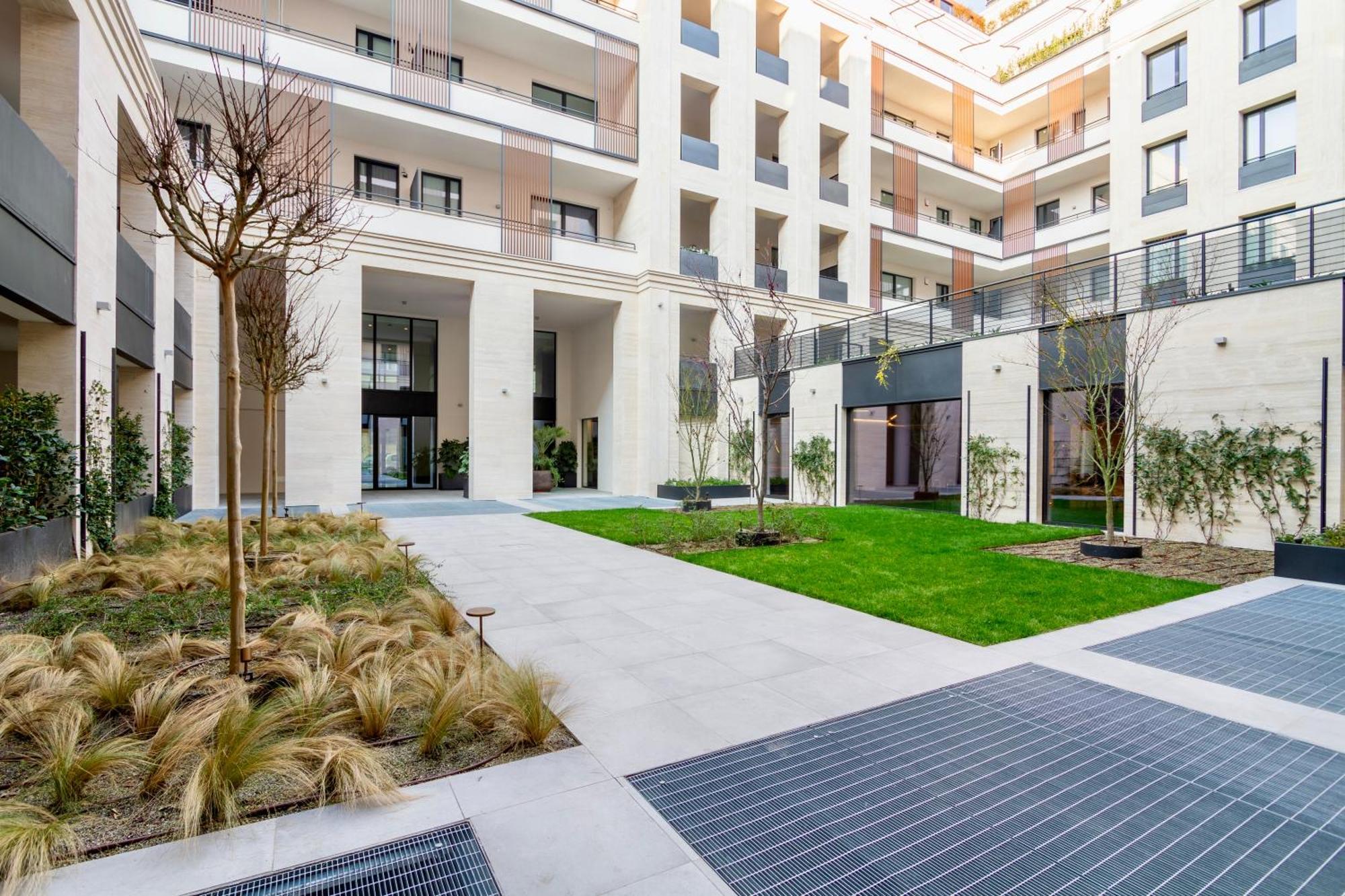 Urban Luxury - Bright And Central Apartment Milan
