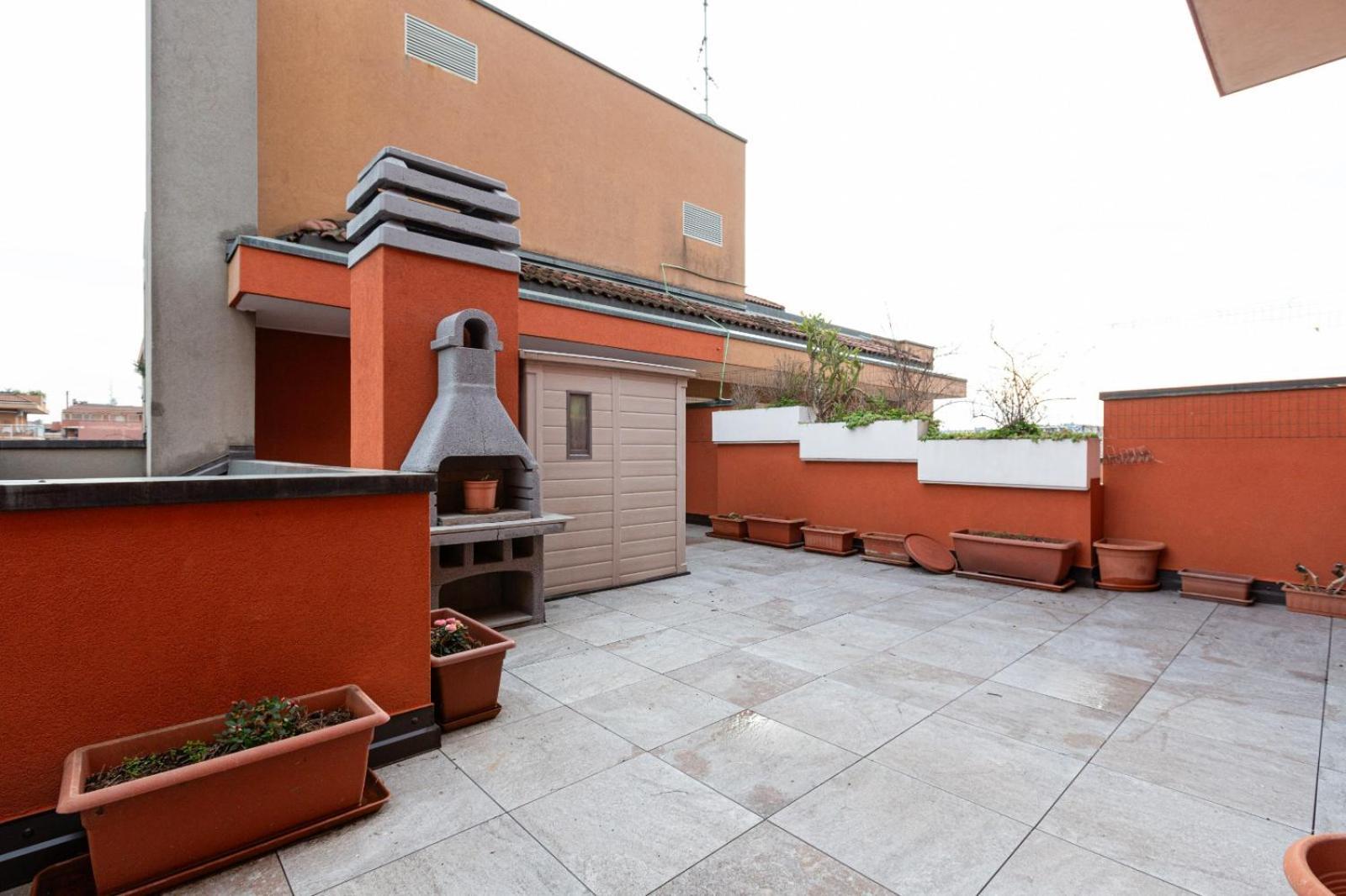 Bright With Balcony And Terrace Milano