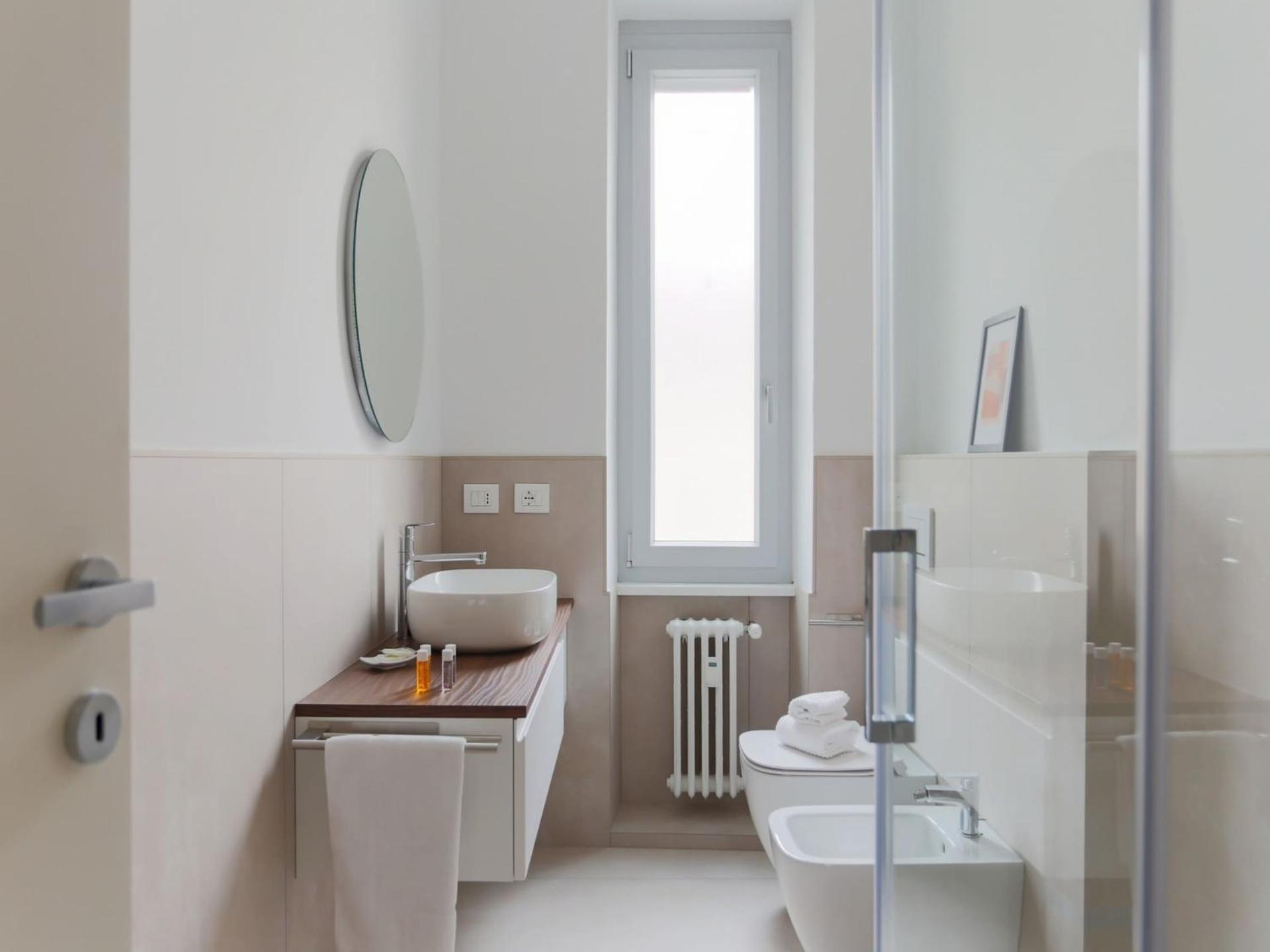 The Rent - Spacious And Renovated Two-bedroom Downtown Apartment *