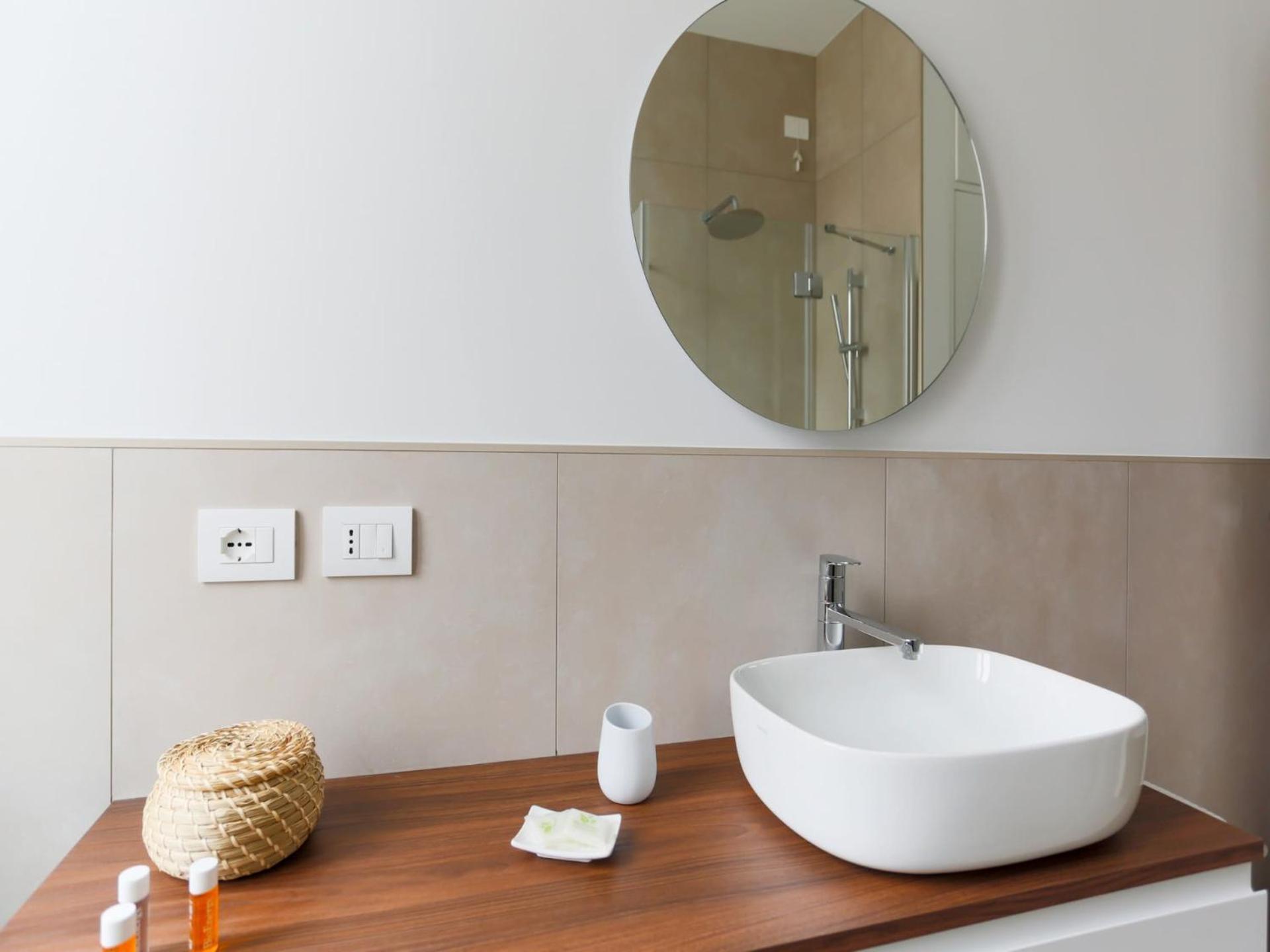 The Rent - Spacious And Renovated Two-bedroom Downtown Apartment