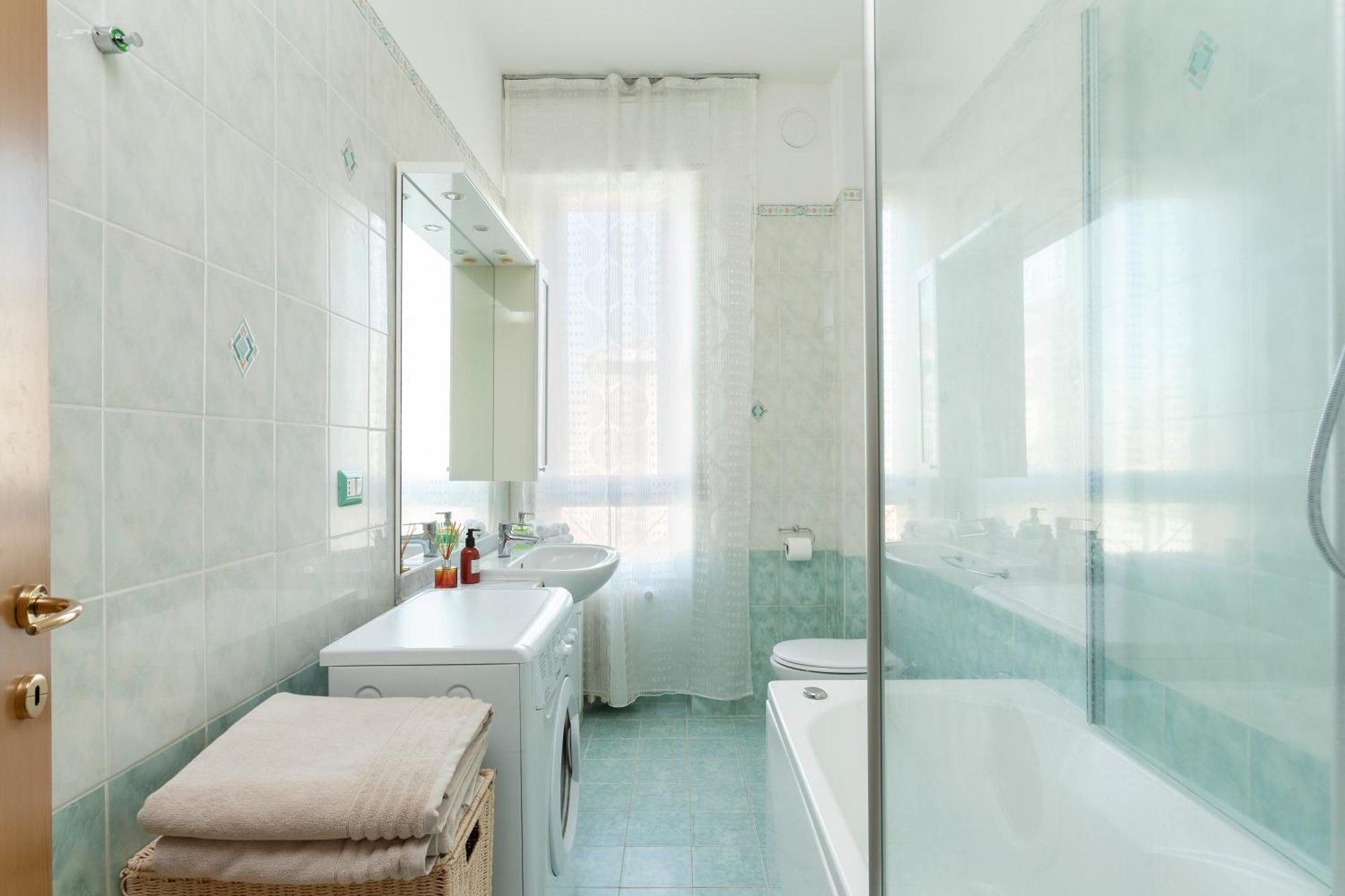 Two Spacious Bedrooms 1 Minute To Metro Stop Apartamento *