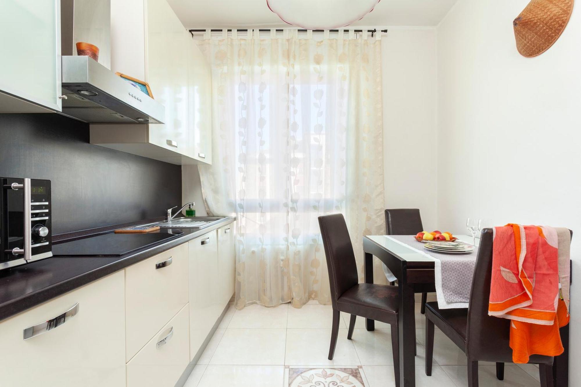 Two Spacious Bedrooms 1 Minute To Metro Stop Apartamento