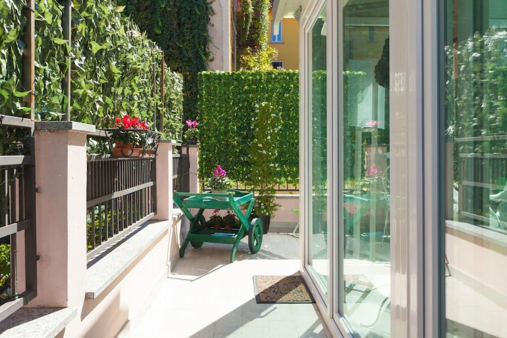 Elegant Triplex Townhouse With Luxe Terrace Apartment *