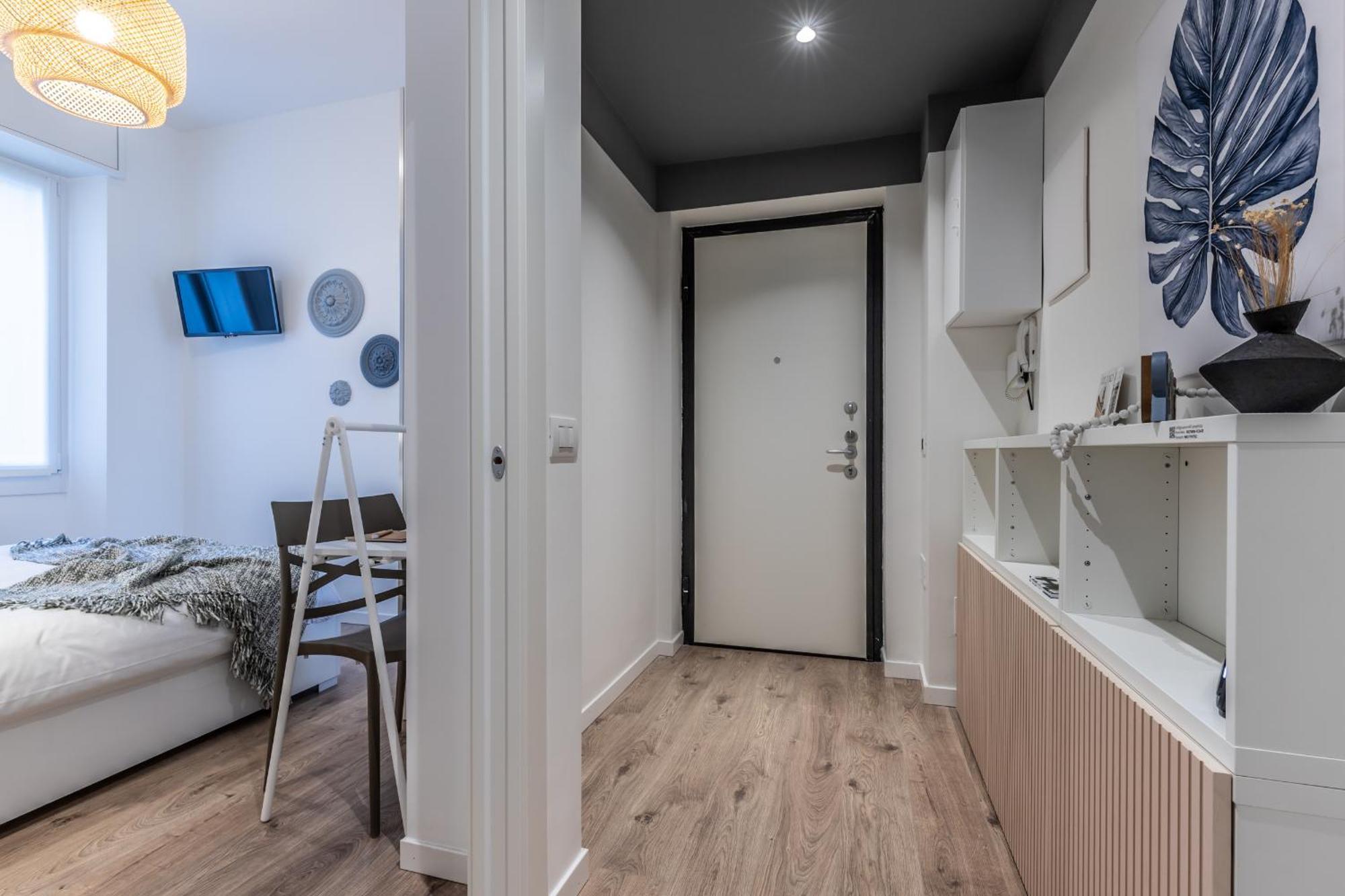 Stayeasy Quadronno33 - 3 Bedrooms, 2 Baths - Duomo Walking Distance Apartment