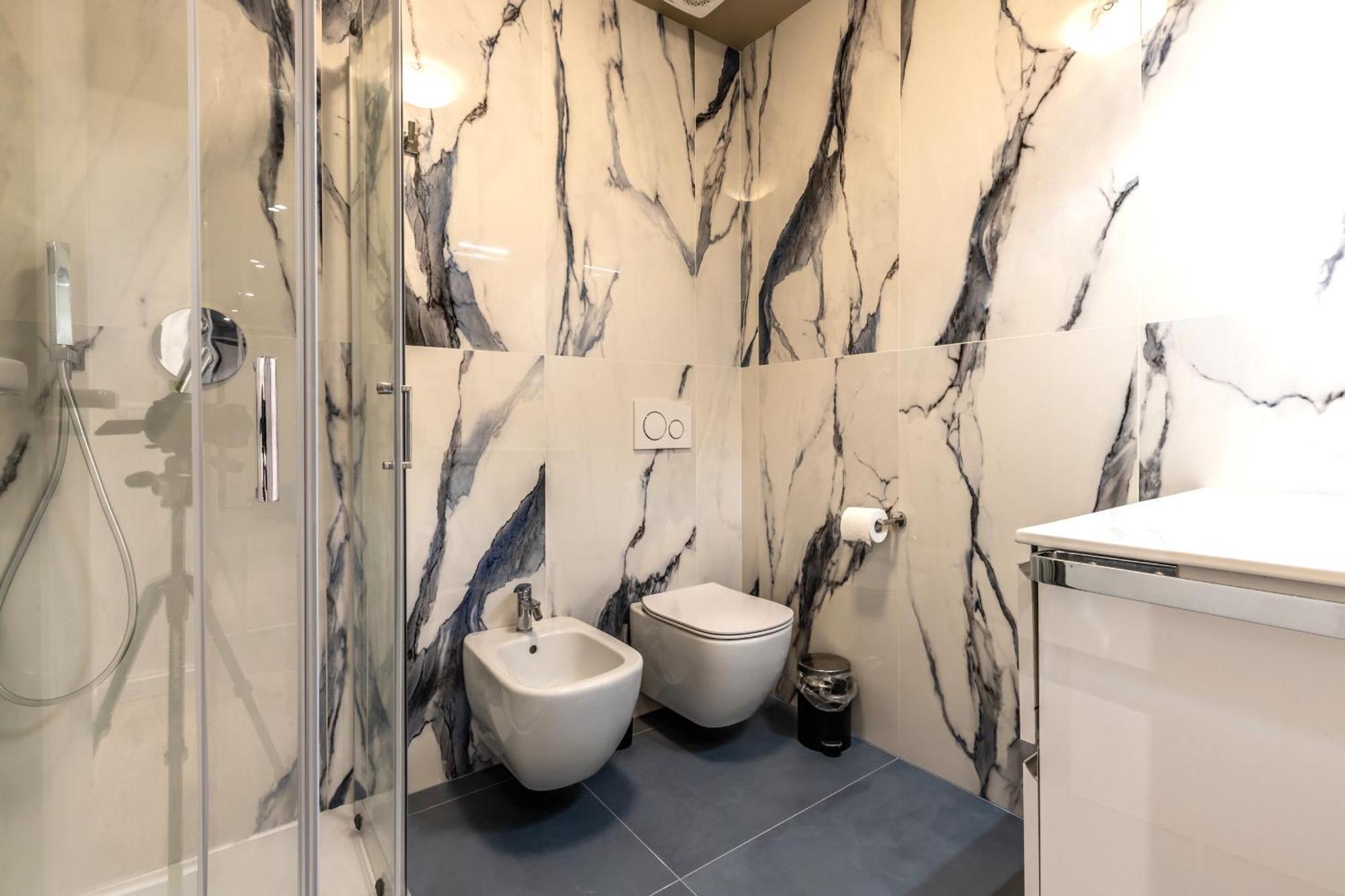 Apartment Stayeasy Quadronno33 - 3 Bedrooms, 2 Baths - Duomo Walking Distance Milan