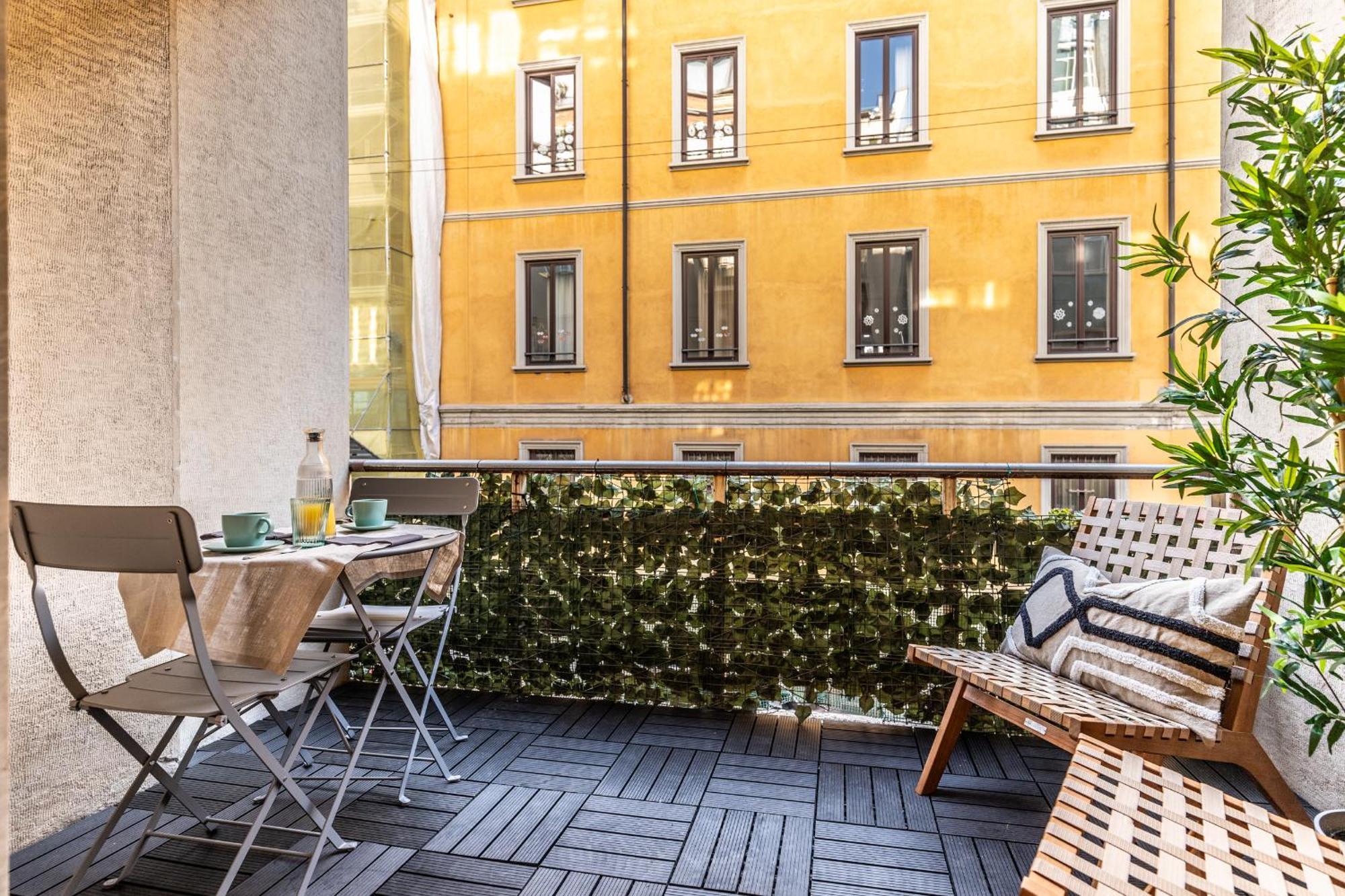 Stayeasy Quadronno33 - 3 Bedrooms, 2 Baths - Duomo Walking Distance * Milan