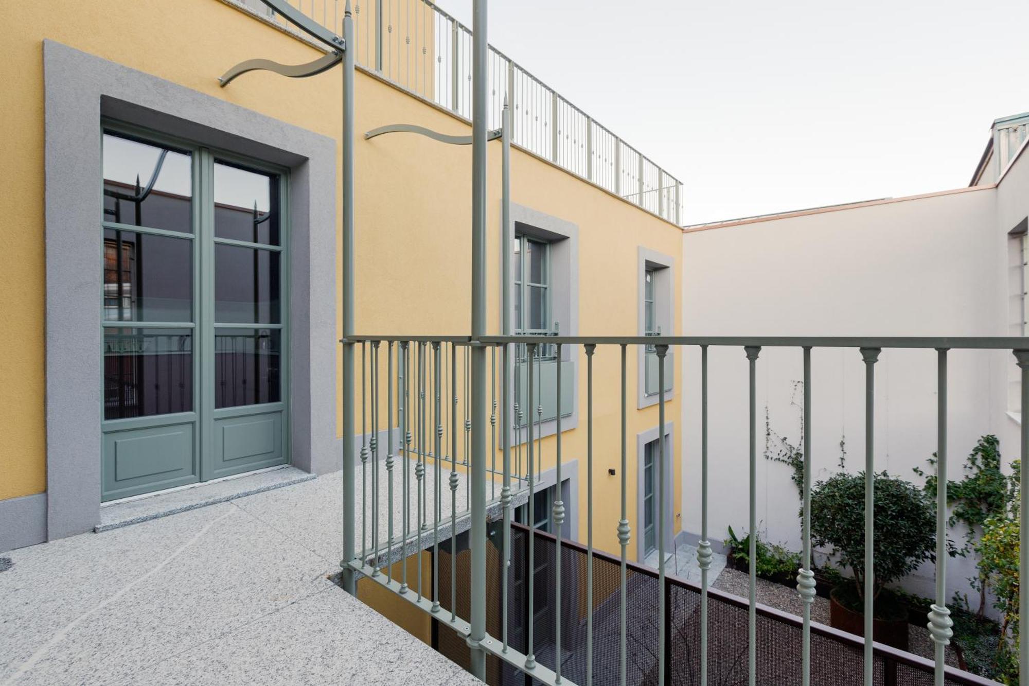 Modern In With Balcony Apartment