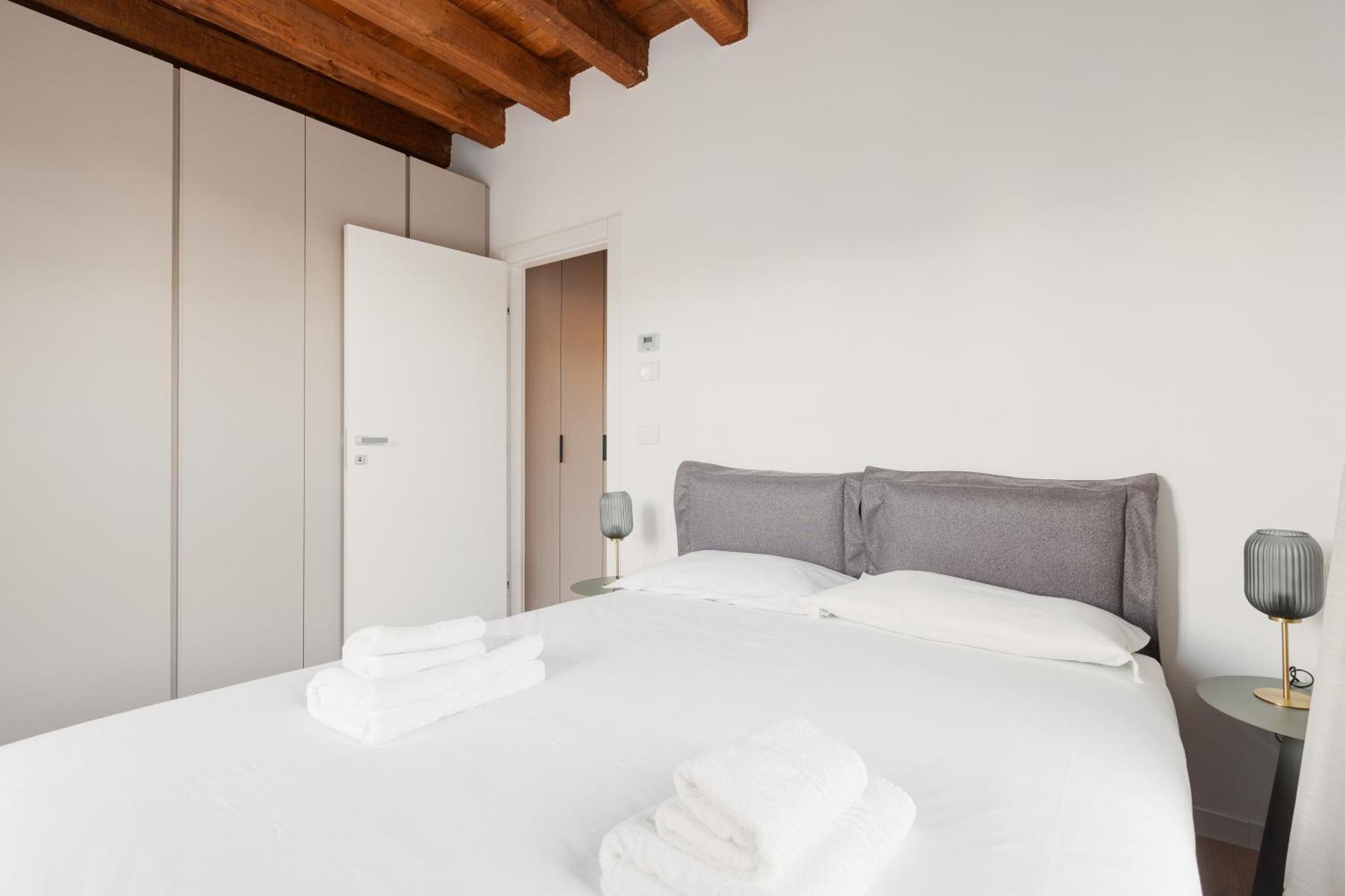 Modern In With Balcony Apartment *