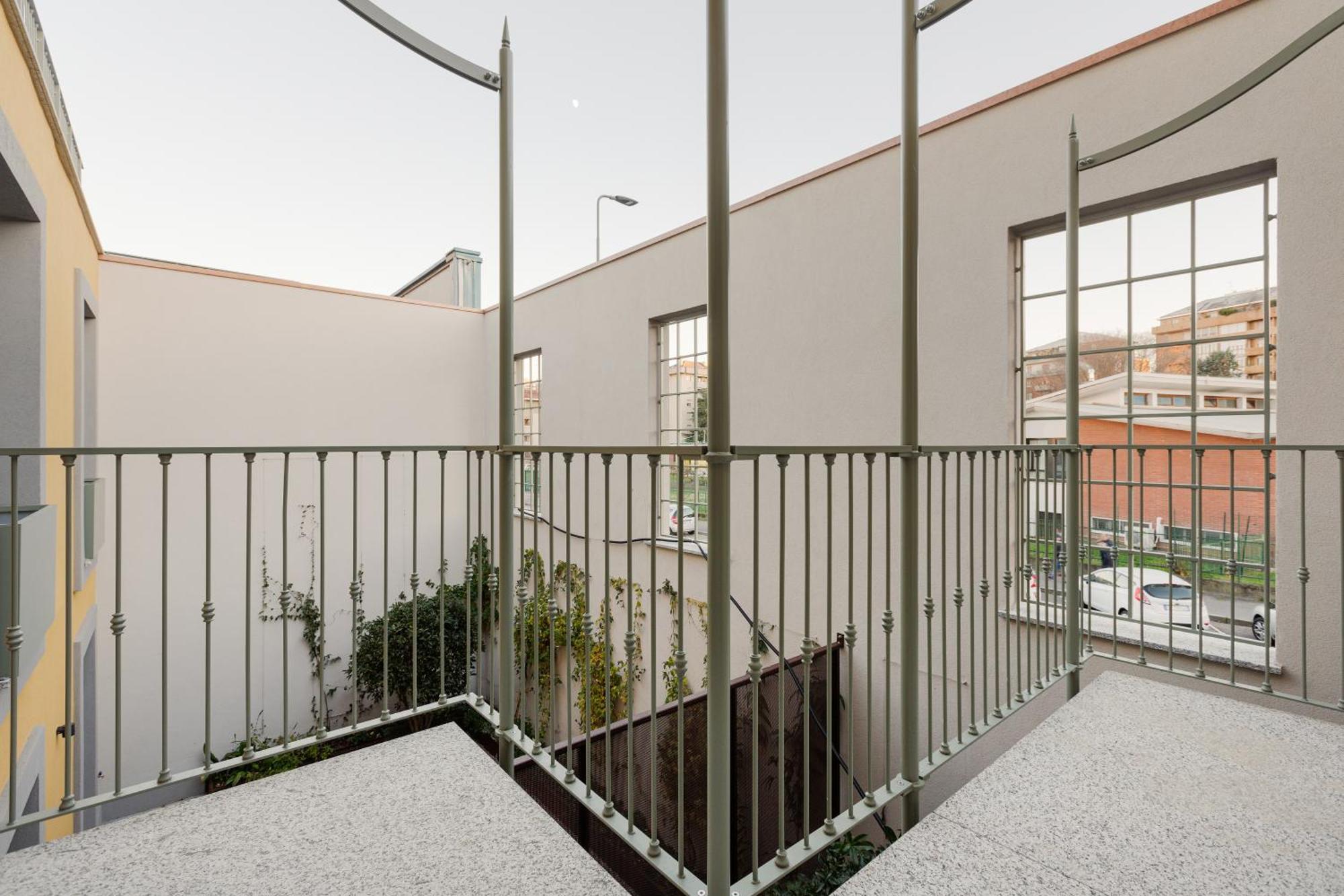 Modern In With Balcony Apartment Milan