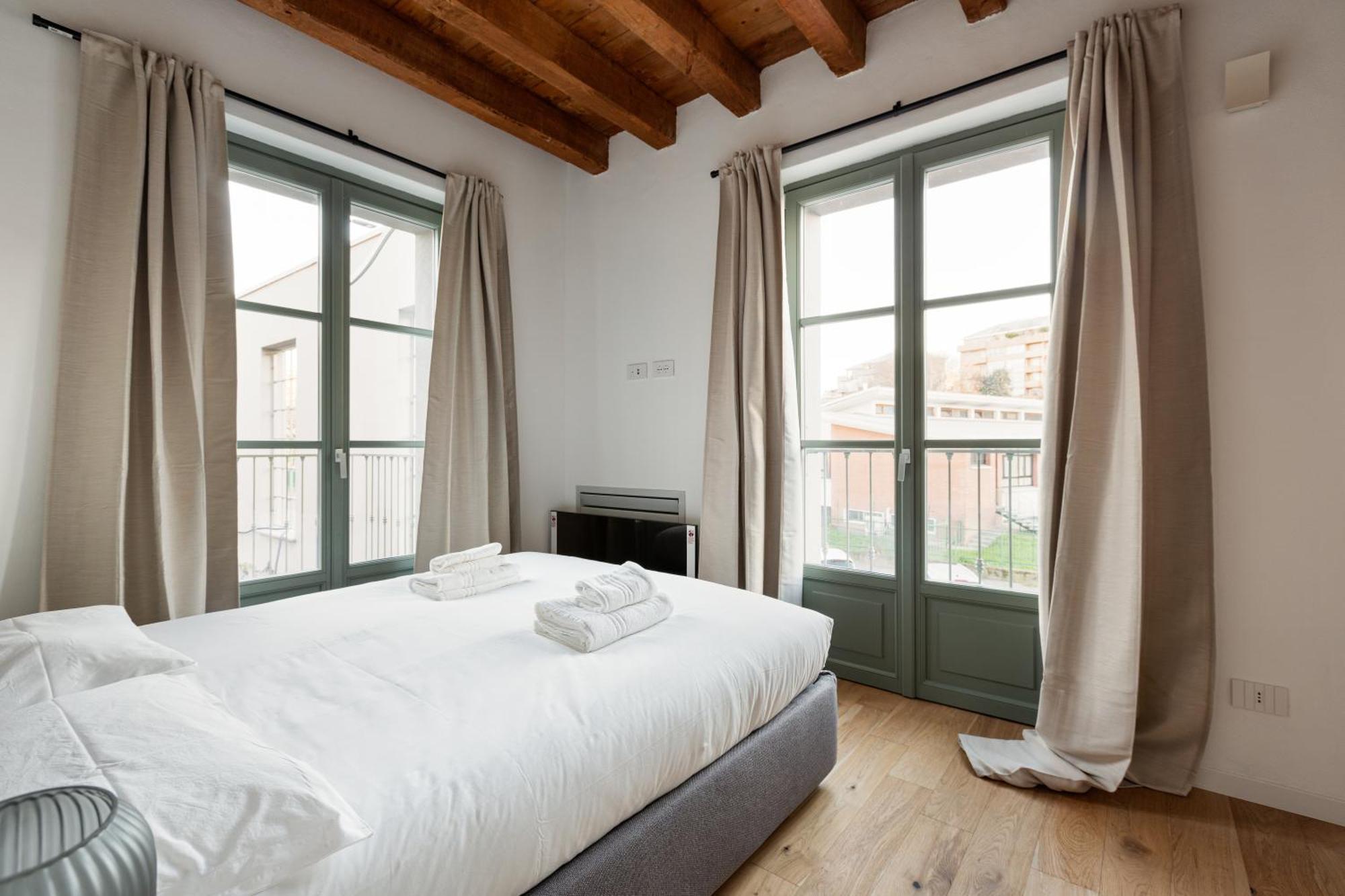 Modern In With Balcony Apartment
