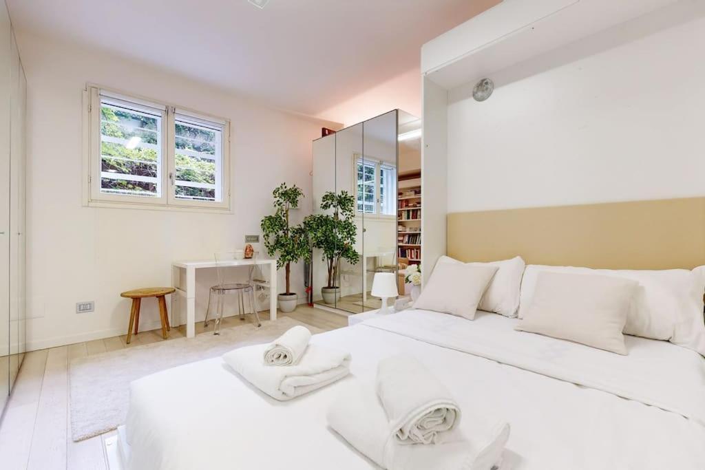 Mirrors House Chic In The City Center Apartment Milan