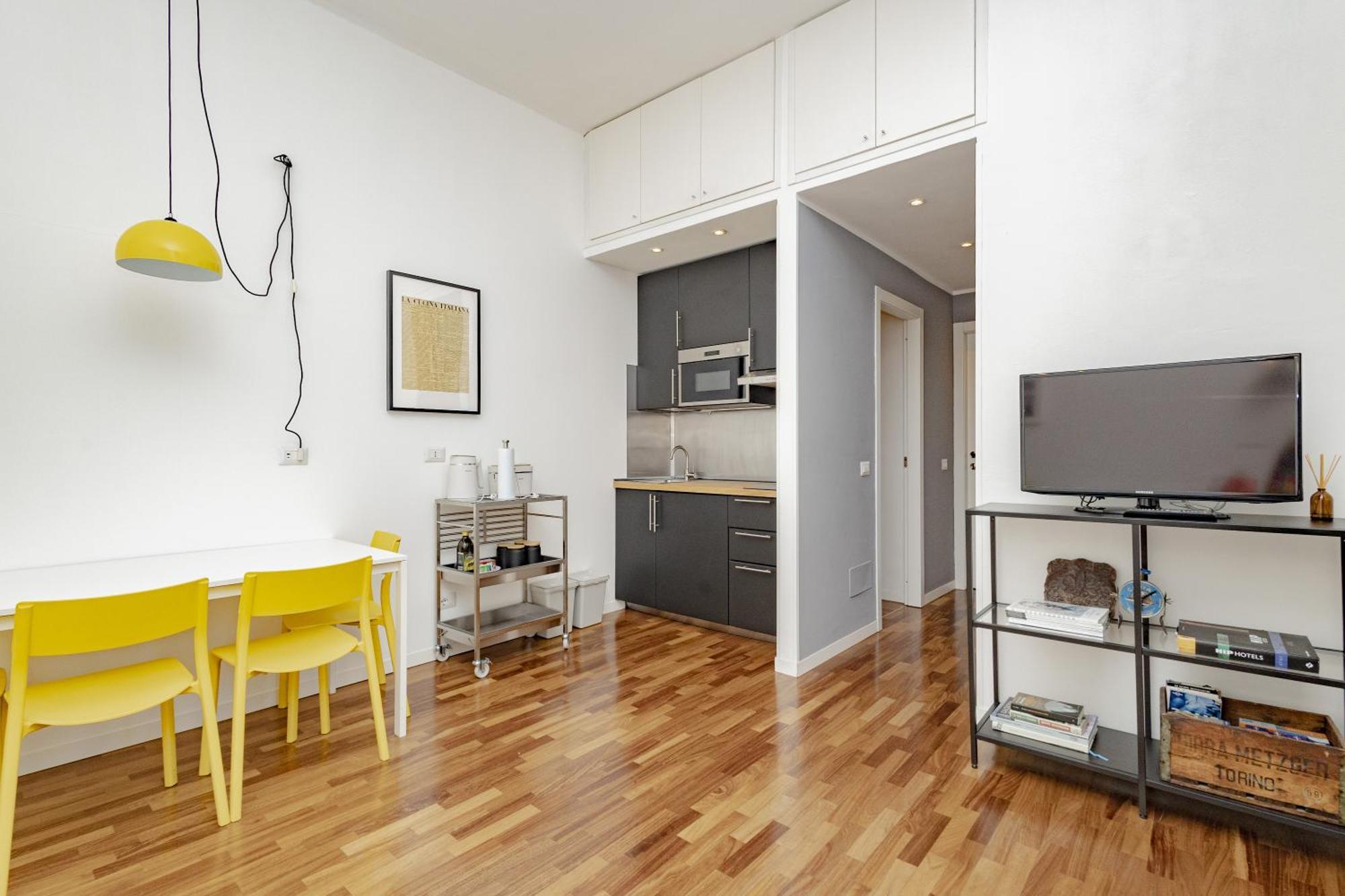 Apartment Xenia - Cozy Luminous Flat Near Navigli Milan