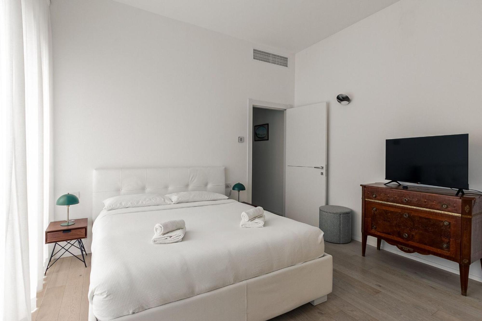 1br Uberto Visconti Di Modrone A With Balcony In Milano