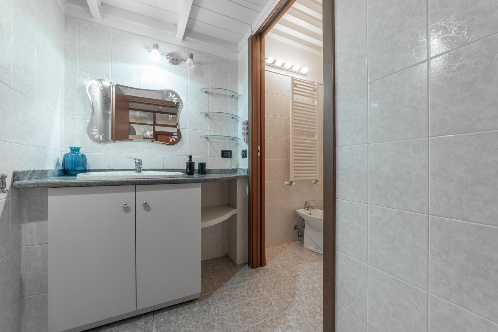Apartment Throat House *