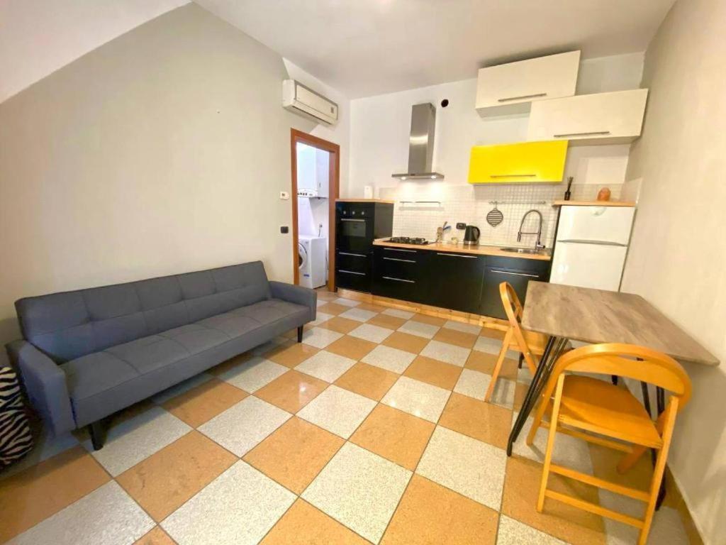 Conte Rosso House Con Terrazza In Coorte Tranquilla A Due Passi Da Stazione E Metropolitana Lambrate Milan