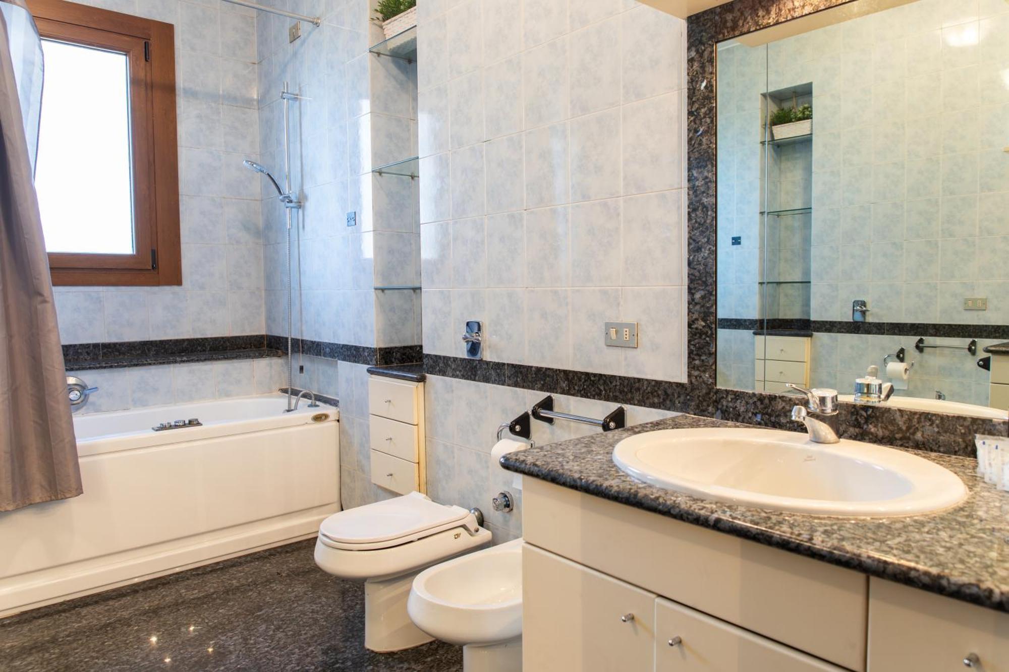 Apartamento Ampio Con Terrazzo, 3 E 2 Bagni A 2 Passi Dalla Metro *