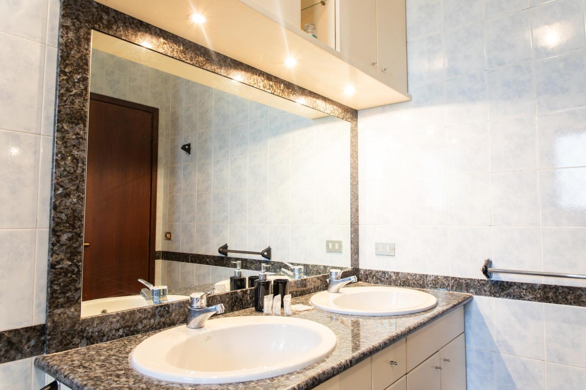 Ampio Con Terrazzo, 3 E 2 Bagni A 2 Passi Dalla Metro Apartamento Milão