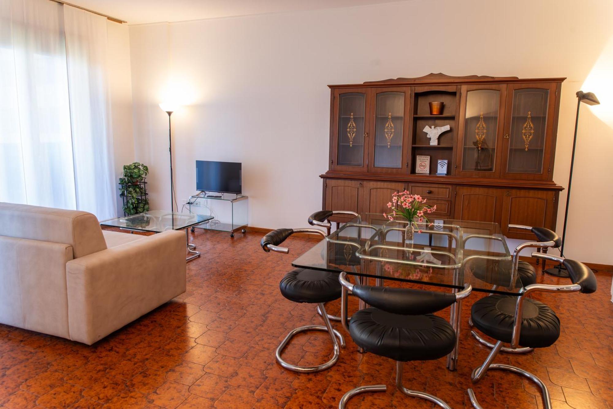 Ampio Con Terrazzo, 3 E 2 Bagni A 2 Passi Dalla Metro Apartamento Milão