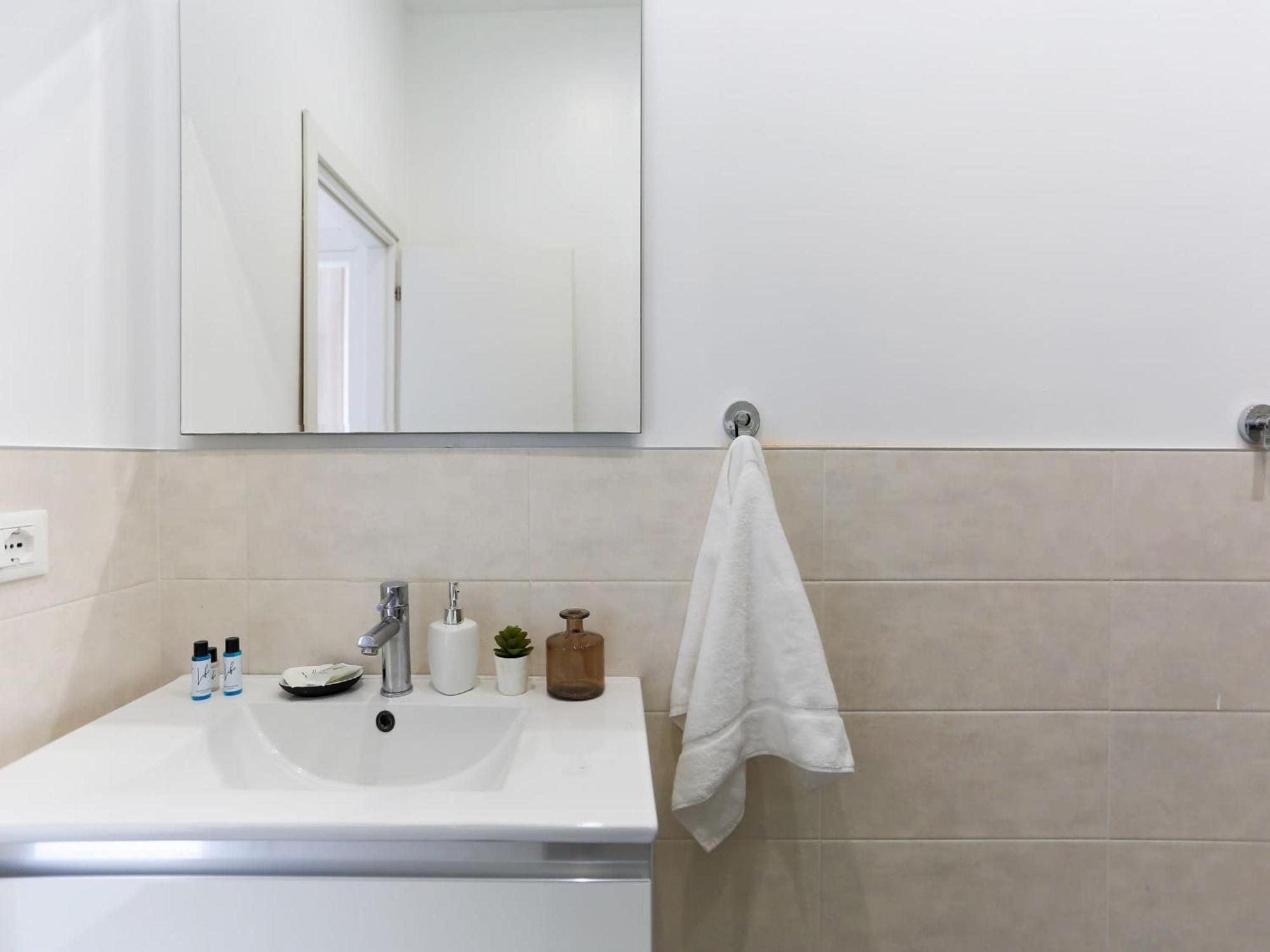 The Rent - Spacious Two Bedrooms In Porta Romana Apartment