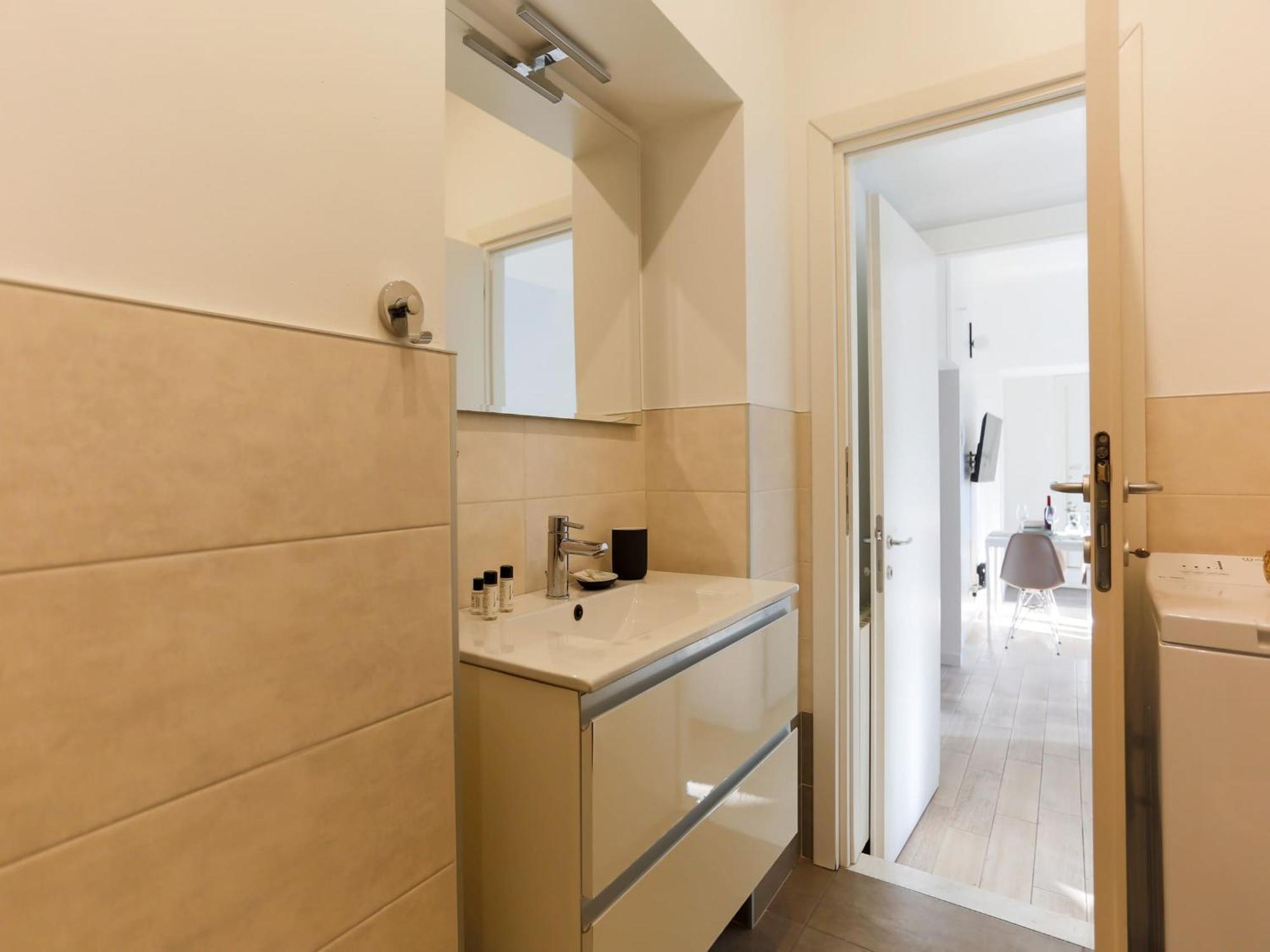 The Rent - Spacious Two Bedrooms In Porta Romana Apartment *