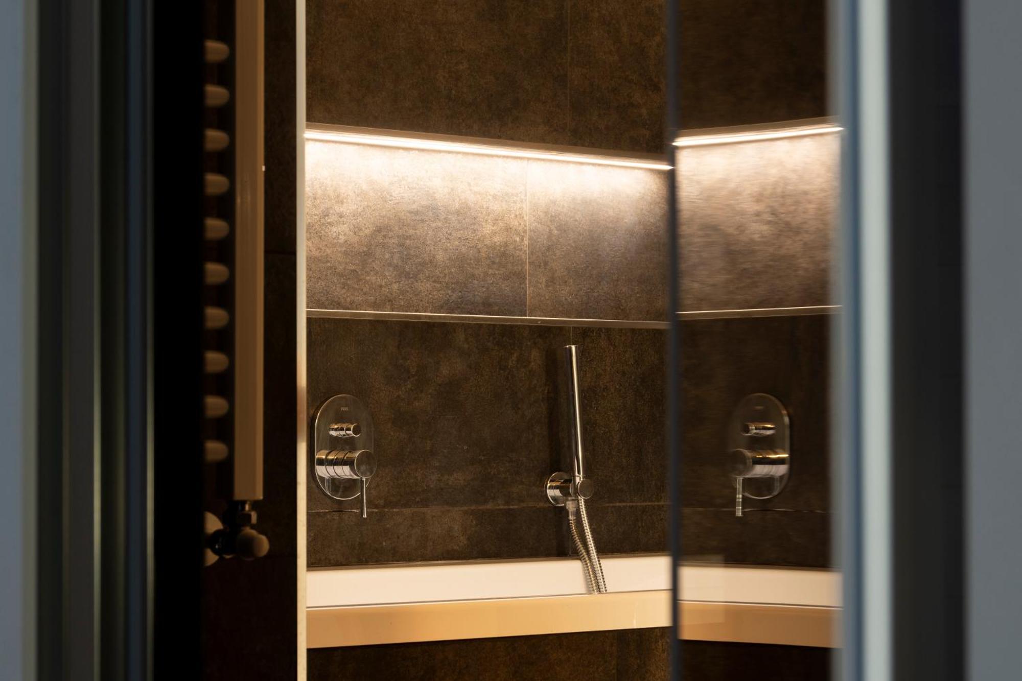 Wolvesdensuite Con Terrazzi E Garage Gratuito Apartment *