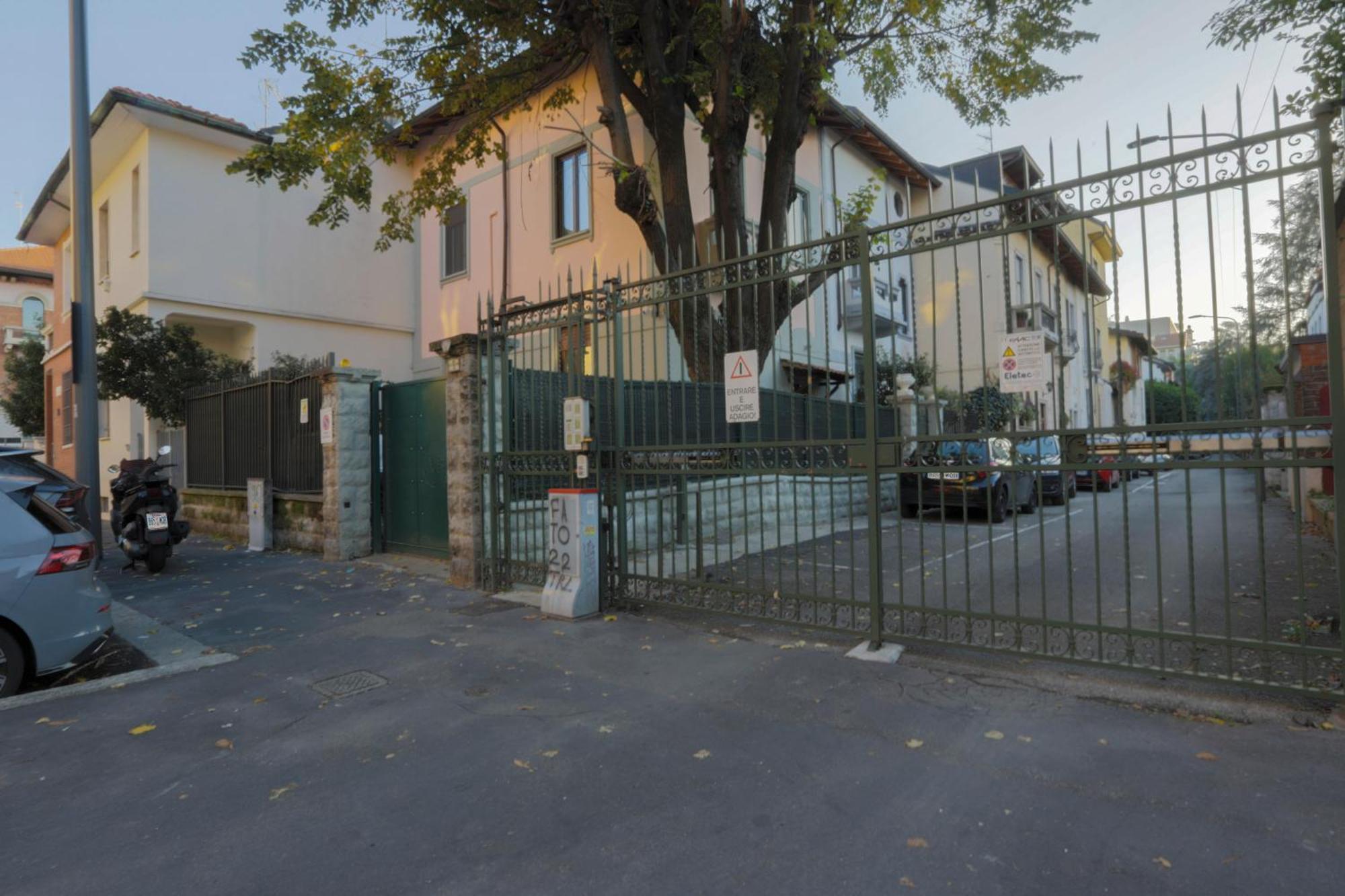 Fiera Milano-city Life Free Parking Anglia' S Bridge