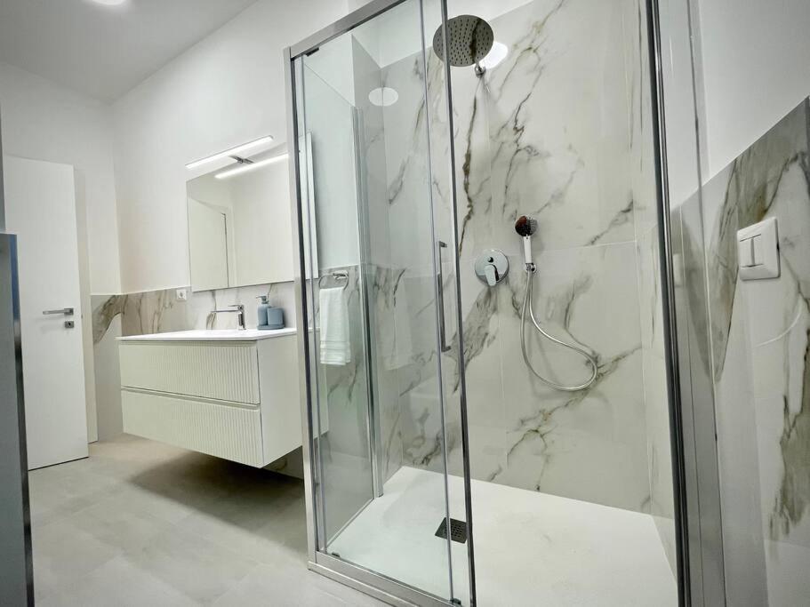 Luxury 1 Bedroom Apartment, Close To San Siro, Fiera And 10 Min Metro To Duomo Apartment *