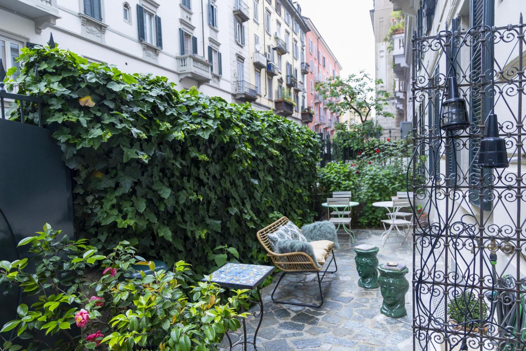 Luxury Bohemian With Private Garden In Apartment Milan