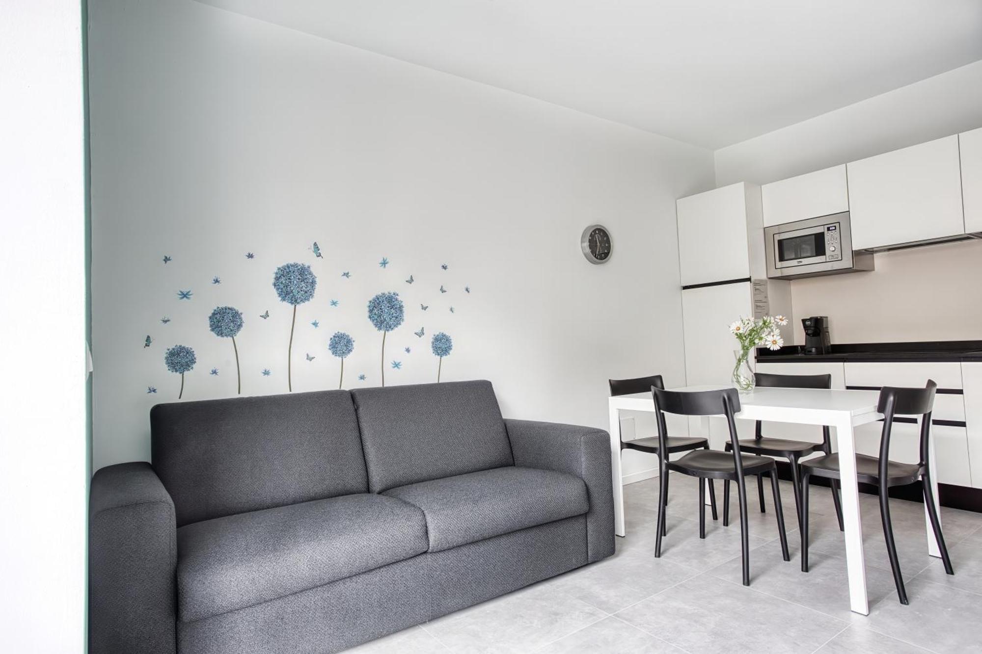 Sleek Abode In Maciachini Apartment