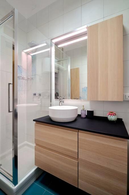 Isola Suite-hosted By Sweetstay Apartment
