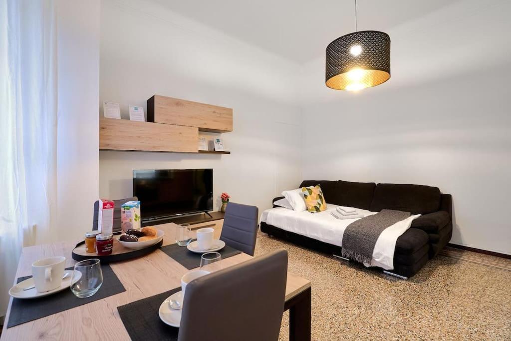 Isola Suite-hosted By Sweetstay Apartment Milan