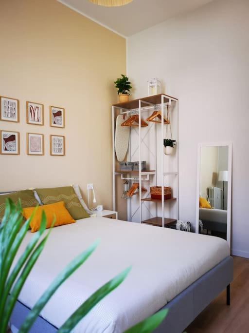 Apartamento Sunny Flat 50 Meters From The Metro Milão