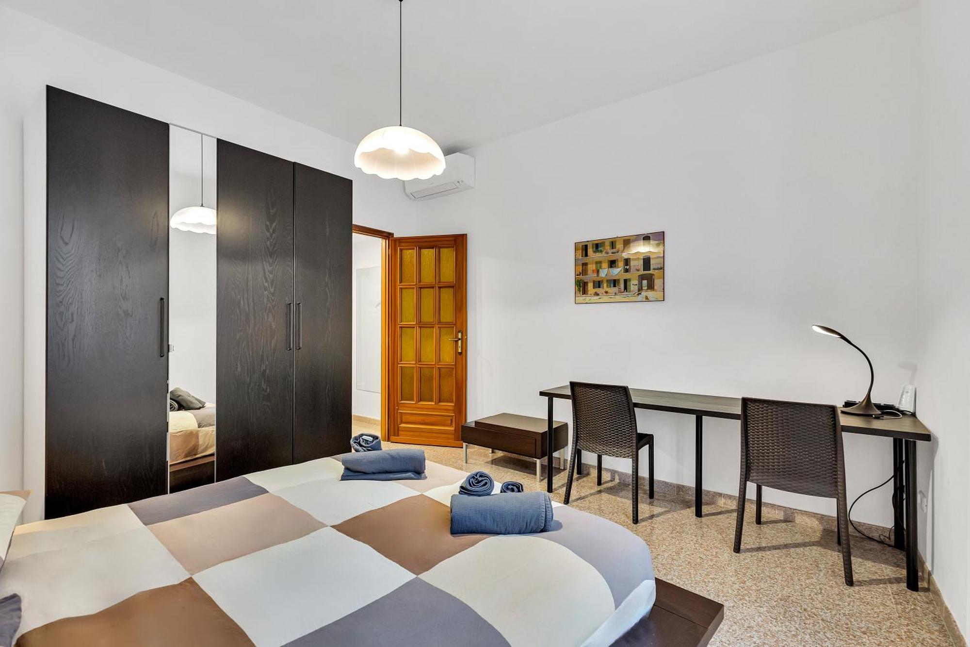 Charming & Bright In The Heart Of - Balcony Apartment *