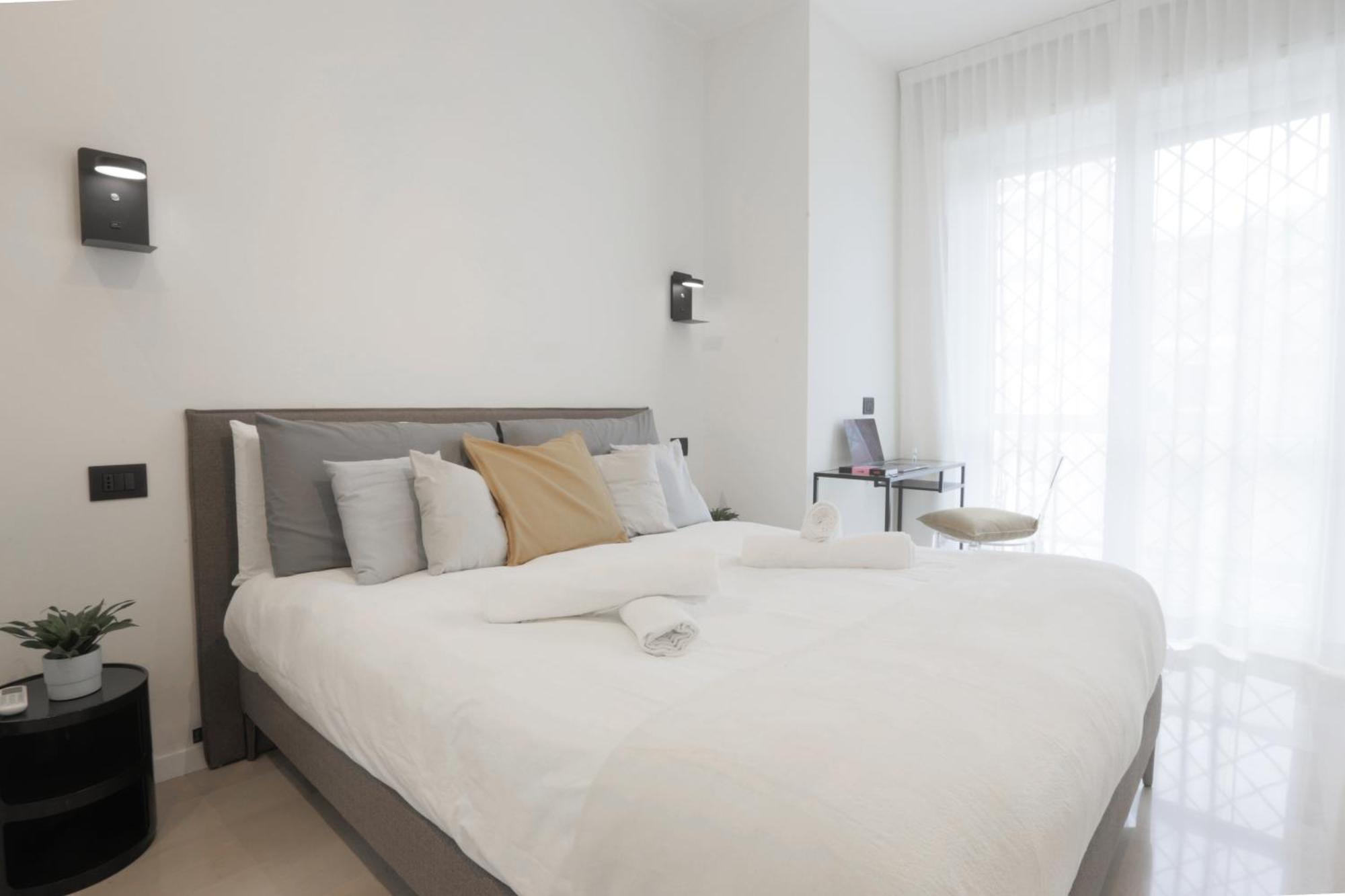 Apartment New Modern Flat 10 Minutes Walk From Station Milan
