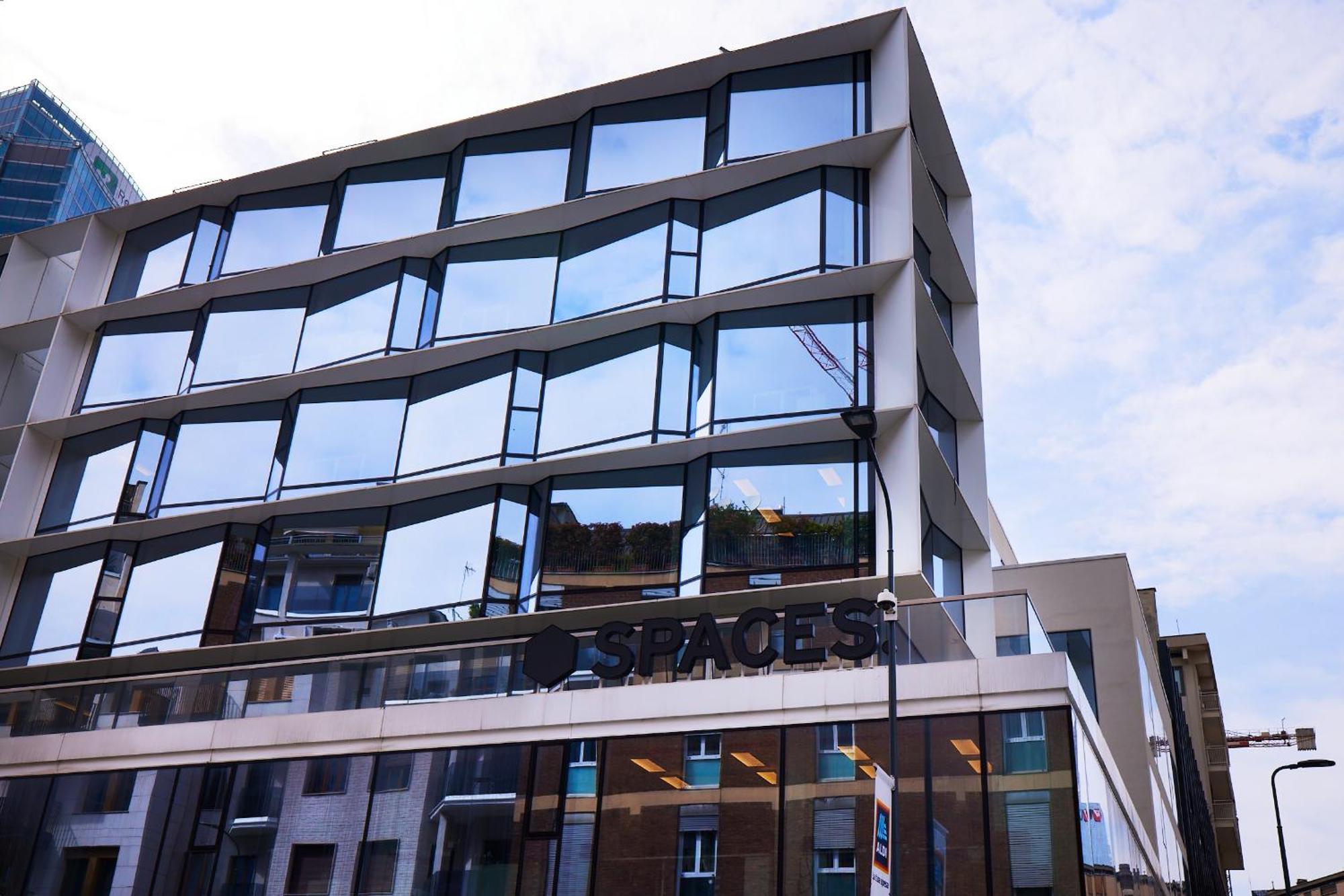 Italian Fashion - Luxurious Marble City Center Apartment Milan