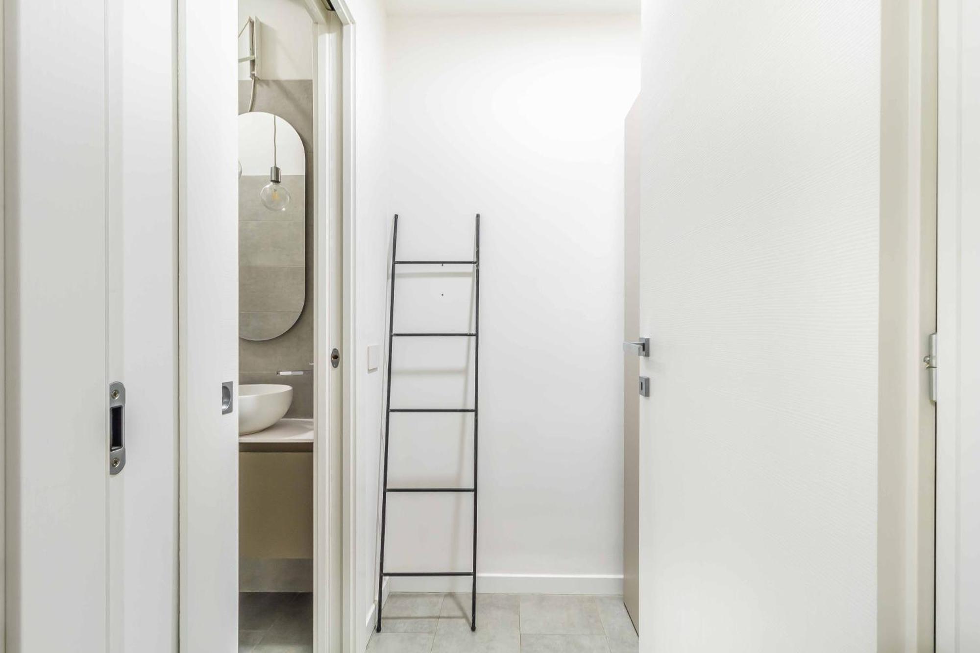 Domusmi Veniero 12 * Milan