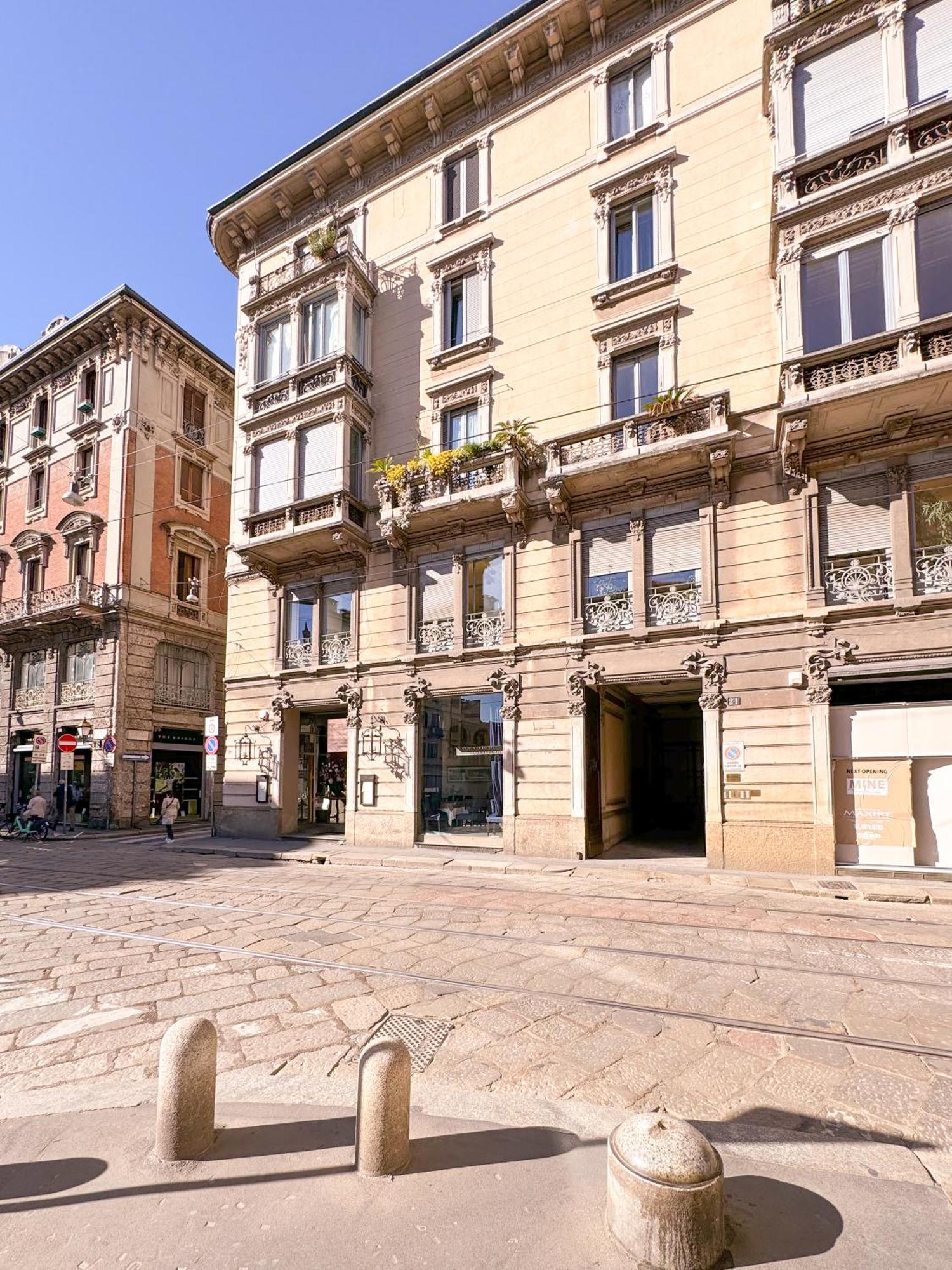 Piazza Del Carmine - Gold Exclusive - In The Underground No Windows * Milan